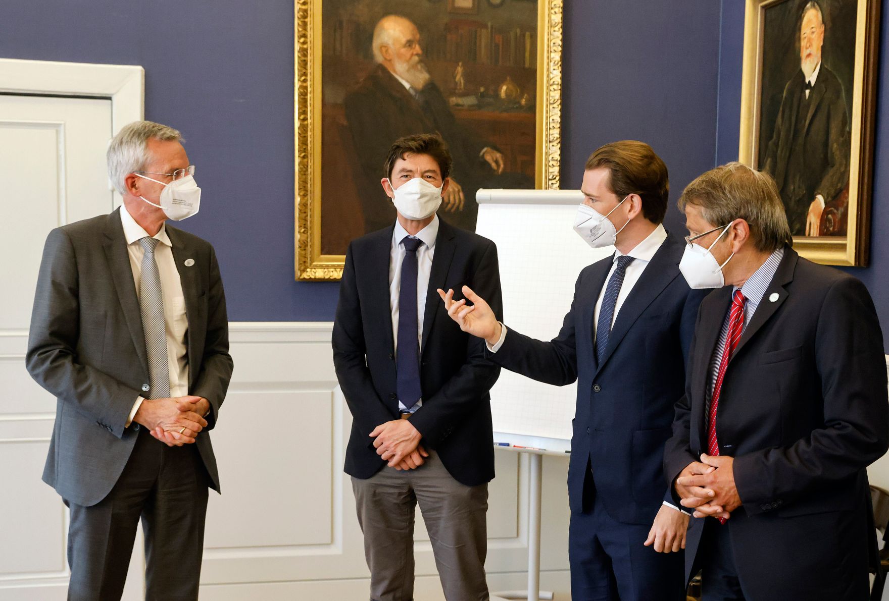 Am 22. Juni 2021 besuchte Bundeskanzler Sebastian Kurz im Rahmen seines Arbeitsbesuchs in Berlin die Charit&eacute; Universit&auml;tsmedizin. Im Bild (v.l.n.r.) der Vorstand der Krankenversorgung Martin Kreis, Virologe Christian Drosten, Bundeskanzler Sebastian Kurz und Vorstandsvorsitzender Heyo Kroemer.