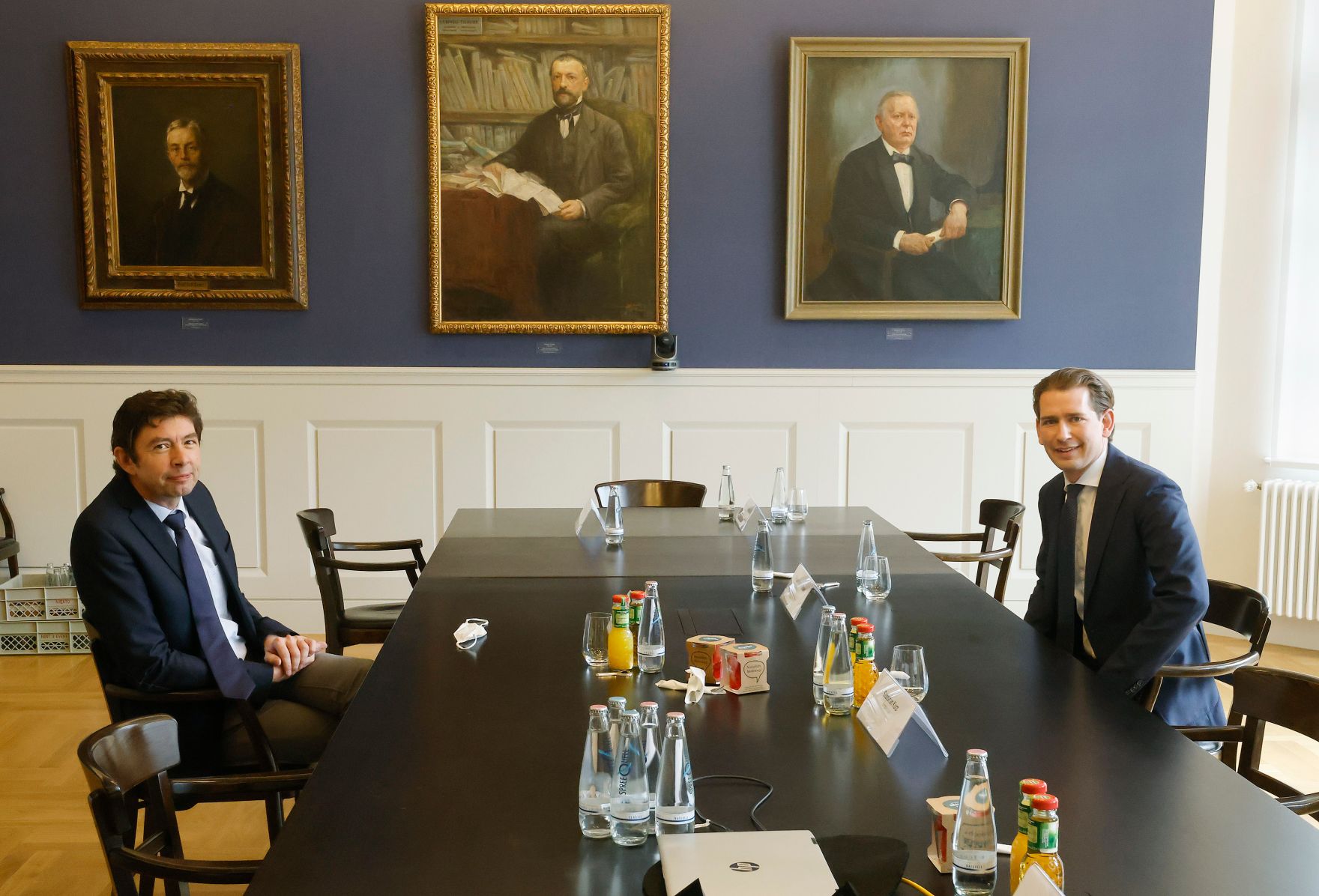 Am 22. Juni 2021 besuchte Bundeskanzler Sebastian Kurz (r.) im Rahmen seines Arbeitsbesuchs in Berlin die Charit&eacute; Universit&auml;tsmedizin. Im Bild mit Virologen Christian Drosten (l.).