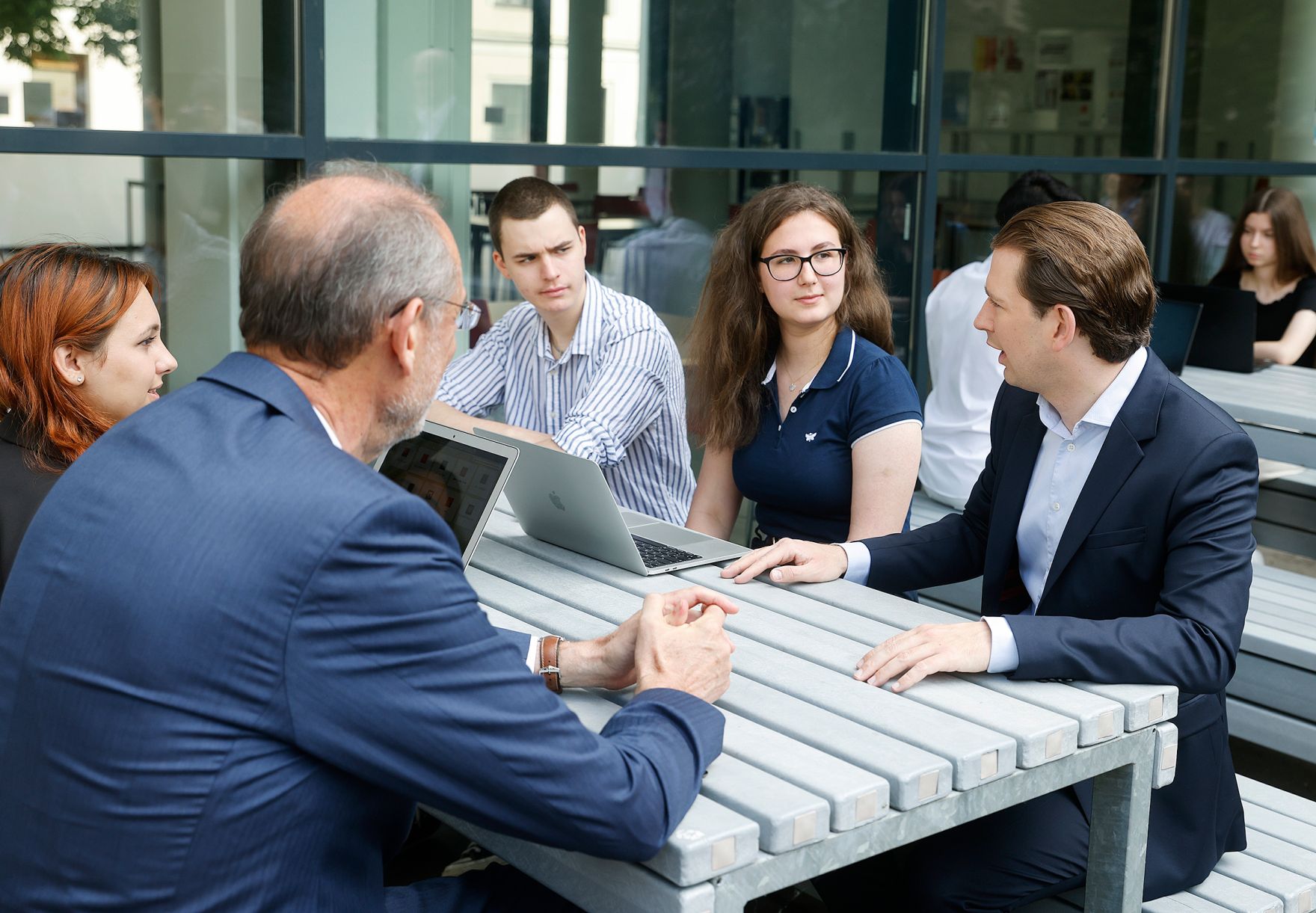 Am 23. Juni 2021 besuchte Bundeskanzler Sebastian Kurz (r.) gemeinsam mit Bundesminister Heinz Fa&szlig;mann (l.) das Diefenbach Gymnasium.