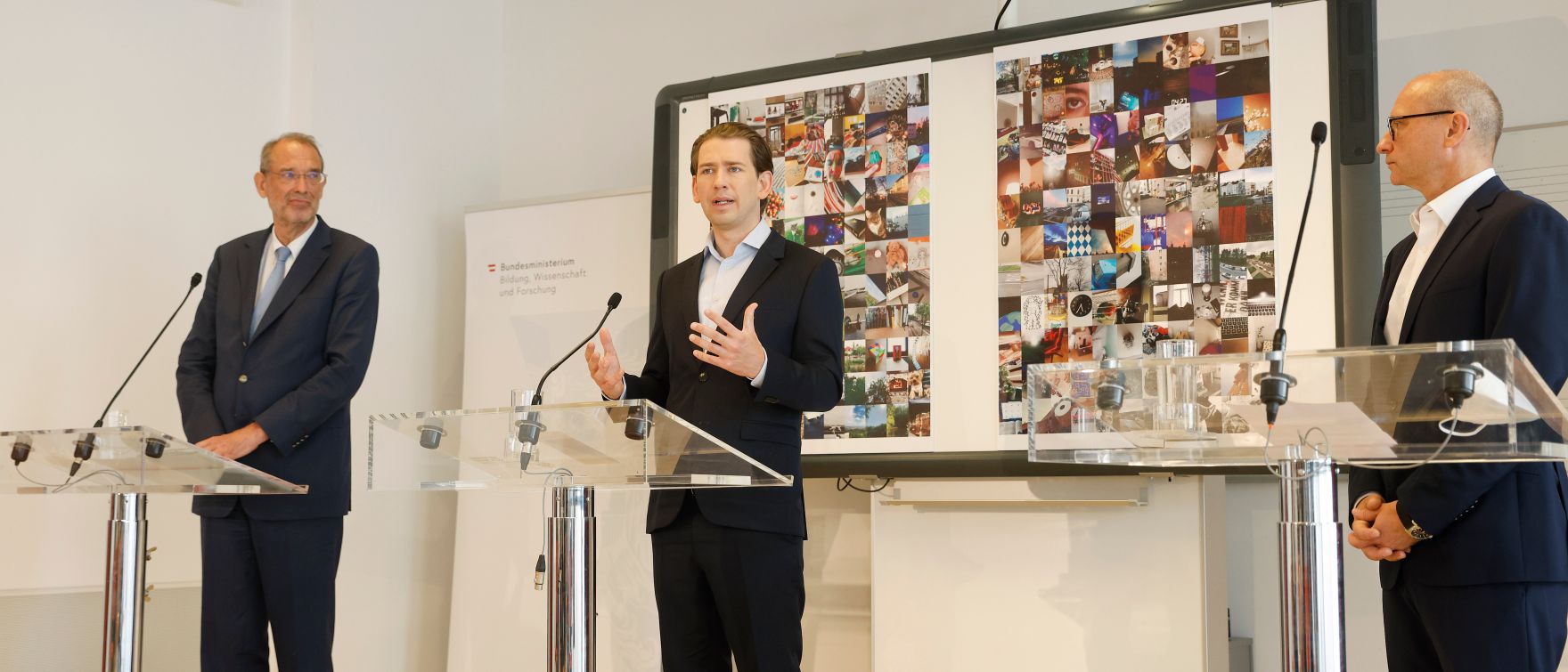 Am 23. Juni 2021 besuchte Bundeskanzler Sebastian Kurz (m.) gemeinsam mit Bundesminister Heinz Fa&szlig;mann (l.) das Diefenbach Gymnasium. Im Bild mit dem Direktor Helmut Langegger (r.) bei einer gemeinsamen Pressekonferenz.