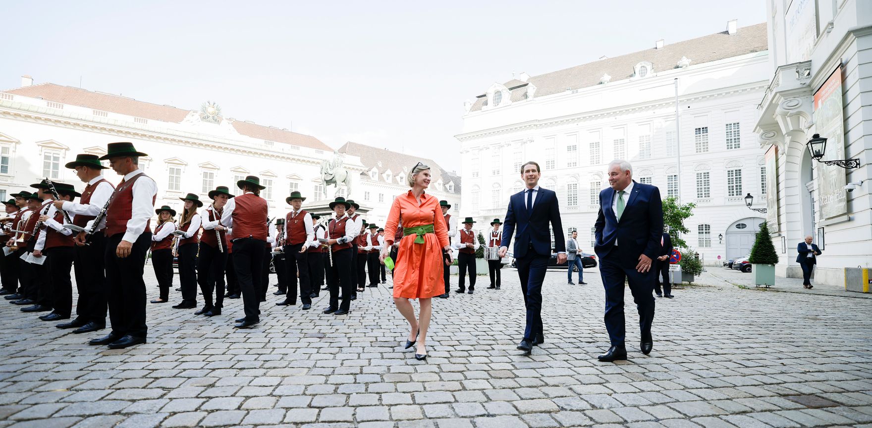 Am 23. Juni 2021 nahm Bundeskanzler Sebastian Kurz (m.) am &bdquo;Steiermarkabend&ldquo; anl&auml;sslich des Vorsitzes des Landes Steiermark im Bundesrat teil. Im Bild mit Landeshauptmann Hermann Sch&uuml;tzenh&ouml;fer (r.).