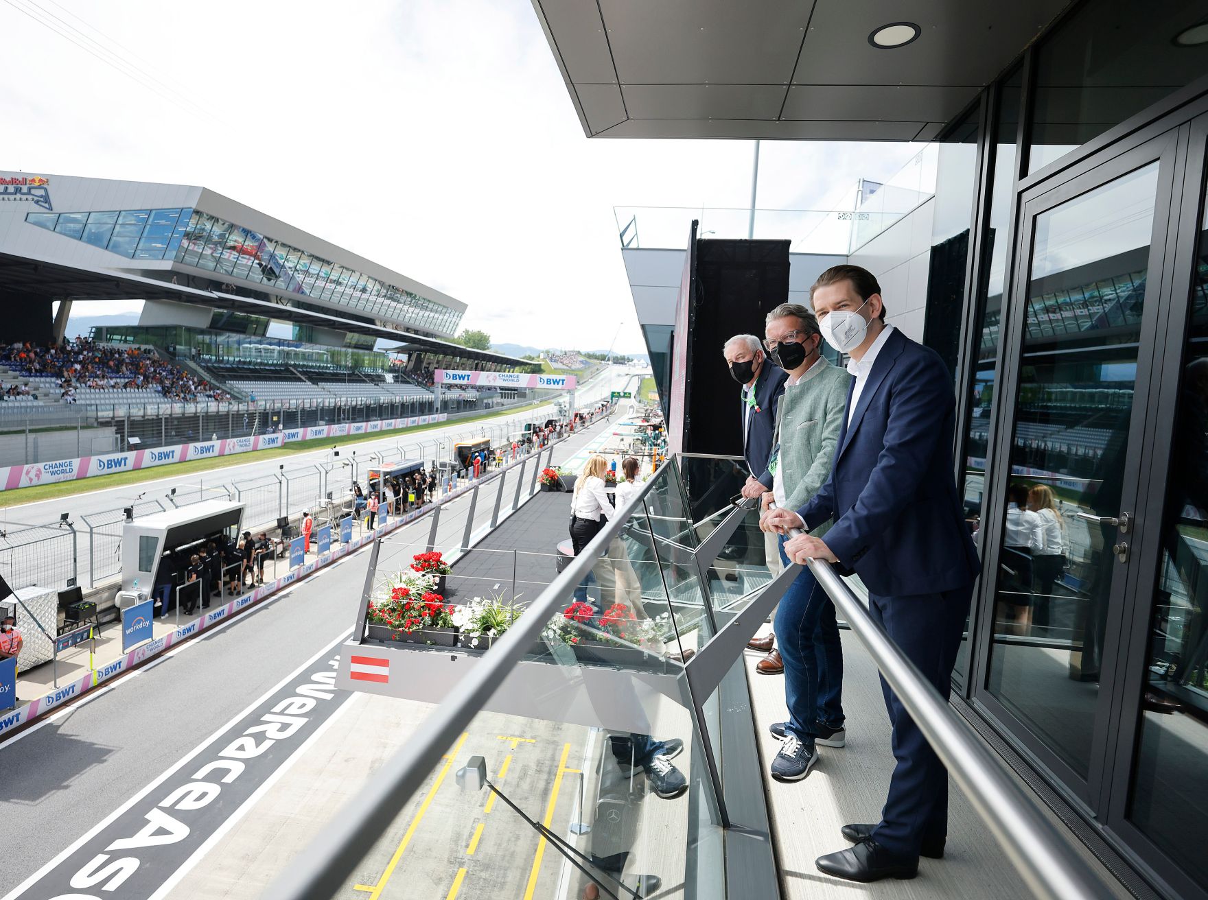 Am 27. Juni 2021 besuchte Bundeskanzler Sebastian Kurz (r.) den Formel 1 Grand Prix Austria in Spielberg. Im Bild mit Landeshauptmann Herbert Sch&uuml;tzenh&ouml;fer (l.) und Landesrat Christopher Drexler (m.).