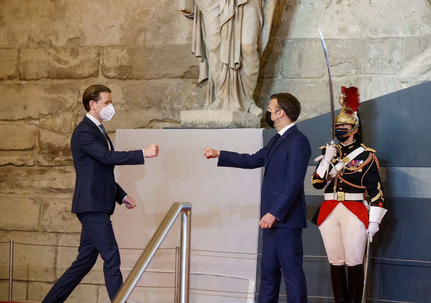 Am 30. Juni 2021 traf Bundeskanzler Sebastian Kurz (l.) im Rahmen seines Arbeitsbesuch in Paris den franz&ouml;sischen Staatspr&auml;sidenten Emmanuel Macron (r.).