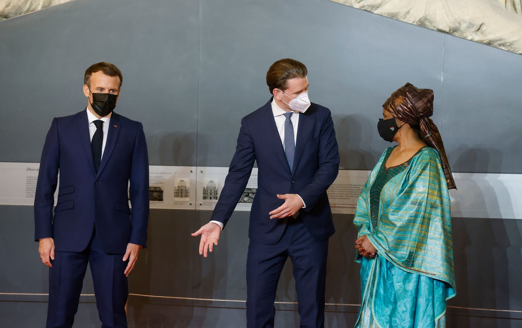 Am 30. Juni 2021 traf Bundeskanzler Sebastian Kurz (m.) im Rahmen seines Arbeitsbesuch in Paris den franz&ouml;sischen Staatspr&auml;sidenten Emmanuel Macron (l.). Im Bild mit der UN Women Pr&auml;sidentin Phumzile Mlambo-Ngcuka (r.).