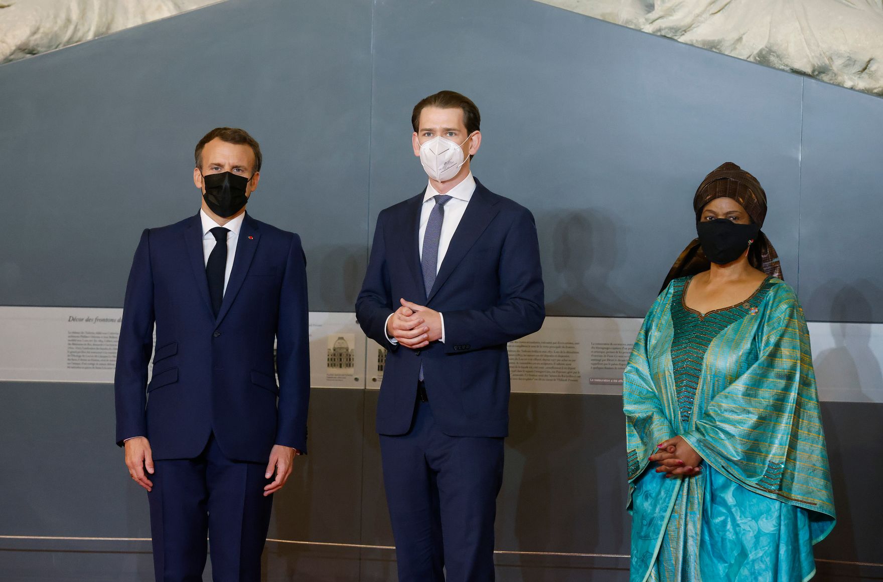 Am 30. Juni 2021 traf Bundeskanzler Sebastian Kurz (m.) im Rahmen seines Arbeitsbesuch in Paris den franz&ouml;sischen Staatspr&auml;sidenten Emmanuel Macron (l.). Im Bild mit der UN Women Pr&auml;sidentin Phumzile Mlambo-Ngcuka (r.).