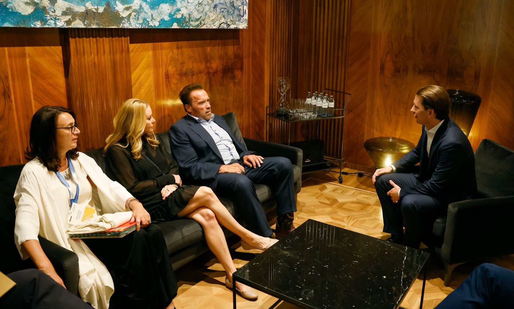 Am 1. Juli 2021 empfing Bundeskanzler Sebastian Kurz (r.) Arnold Schwarzenegger (3.v.l.) zu einem Gespr&auml;ch im Bundeskanzleramt.