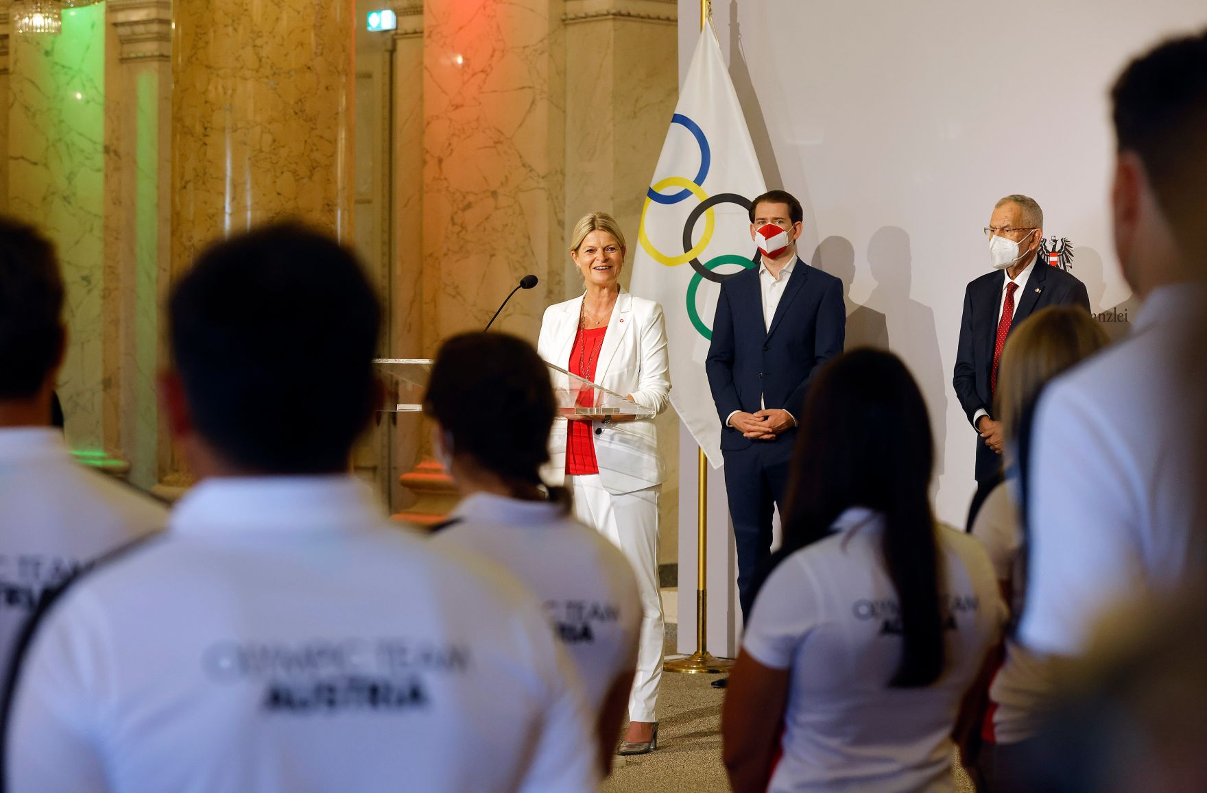 Am 8. Juli 2021 verabschiedeten Bundeskanzler Sebastian Kurz (m.) und Vizekanzler Werner Kogler die &ouml;sterreichischen Teilnehmerinnen und Teilnehmer der Olympischen Spiele 2020. Im Bild mit Bundesministerin Klaudia Tanner (l.) und Bundespr&auml;sident Alexander Van der Bellen (r.).