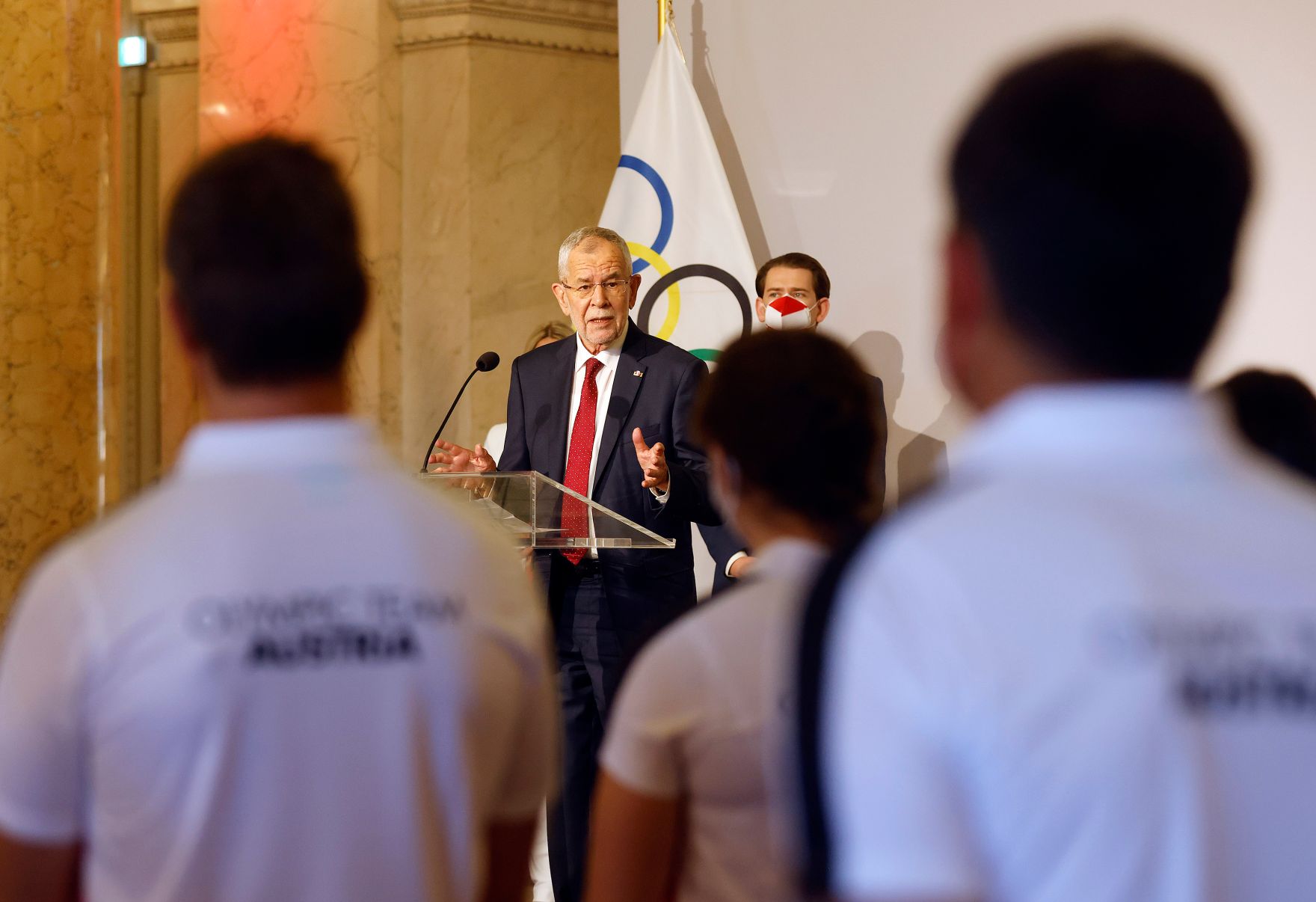 Am 8. Juli 2021 verabschiedeten Bundeskanzler Sebastian Kurz (r.) und Vizekanzler Werner Kogler die &ouml;sterreichischen Teilnehmerinnen und Teilnehmer der Olympischen Spiele 2020. Im Bild mit Bundespr&auml;sident Alexander Van der Bellen (l.).