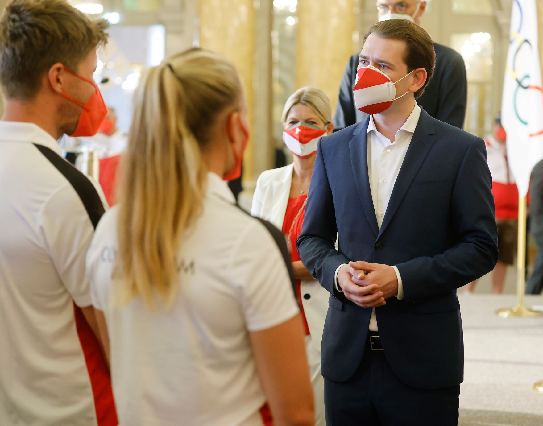 Am 8. Juli 2021 verabschiedeten Bundeskanzler Sebastian Kurz (r.) und Vizekanzler Werner Kogler die &ouml;sterreichischen Teilnehmerinnen und Teilnehmer der Olympischen Spiele 2020. Im Bild mit Bundesministerin Klaudia Tanner (m.).