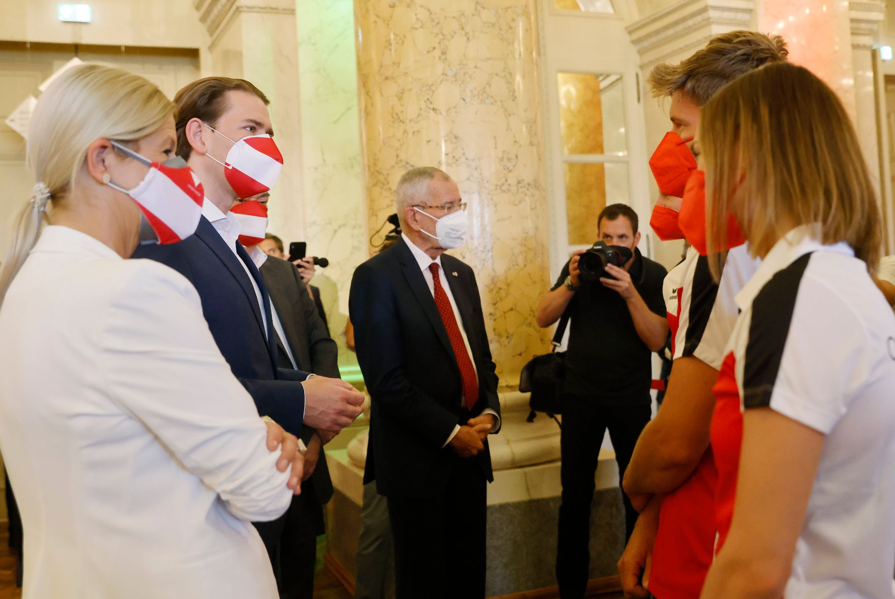 Am 8. Juli 2021 verabschiedeten Bundeskanzler Sebastian Kurz (2.v.l.) und Vizekanzler Werner Kogler (3.v.l.) die &ouml;sterreichischen Teilnehmerinnen und Teilnehmer der Olympischen Spiele 2020. Im Bild mit Bundesministerin Klaudia Tanner (l.) und Bundespr&auml;sident Alexander Van der Bellen (m.).