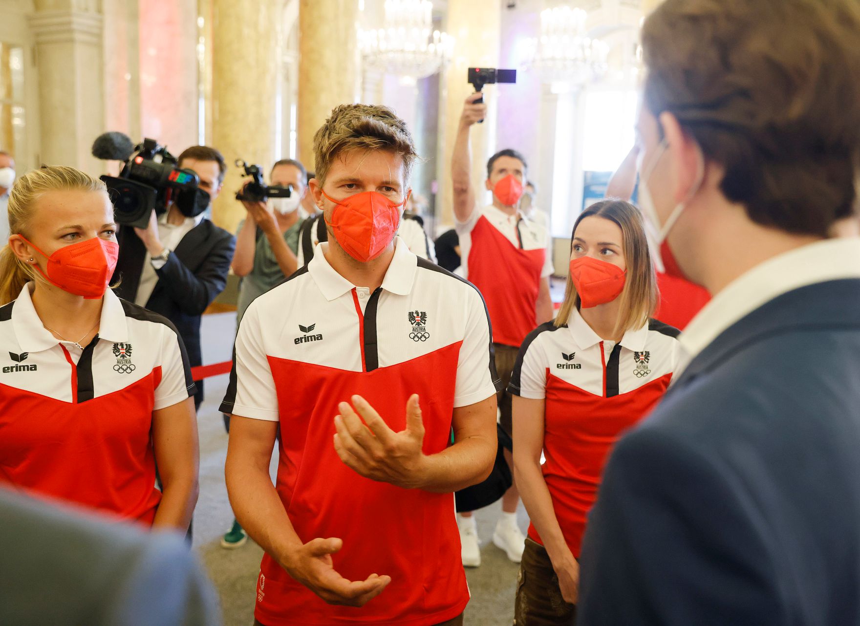 Am 8. Juli 2021 verabschiedeten Bundeskanzler Sebastian Kurz (r.) und Vizekanzler Werner Kogler die &ouml;sterreichischen Teilnehmerinnen und Teilnehmer der Olympischen Spiele 2020.