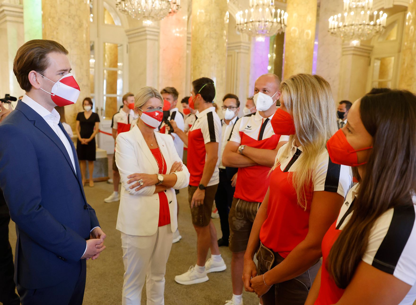 Am 8. Juli 2021 verabschiedeten Bundeskanzler Sebastian Kurz (l.) und Vizekanzler Werner Kogler die &ouml;sterreichischen Teilnehmerinnen und Teilnehmer der Olympischen Spiele 2020. Im Bild mit Bundesministerin Klaudia Tanner (2.v.l.).