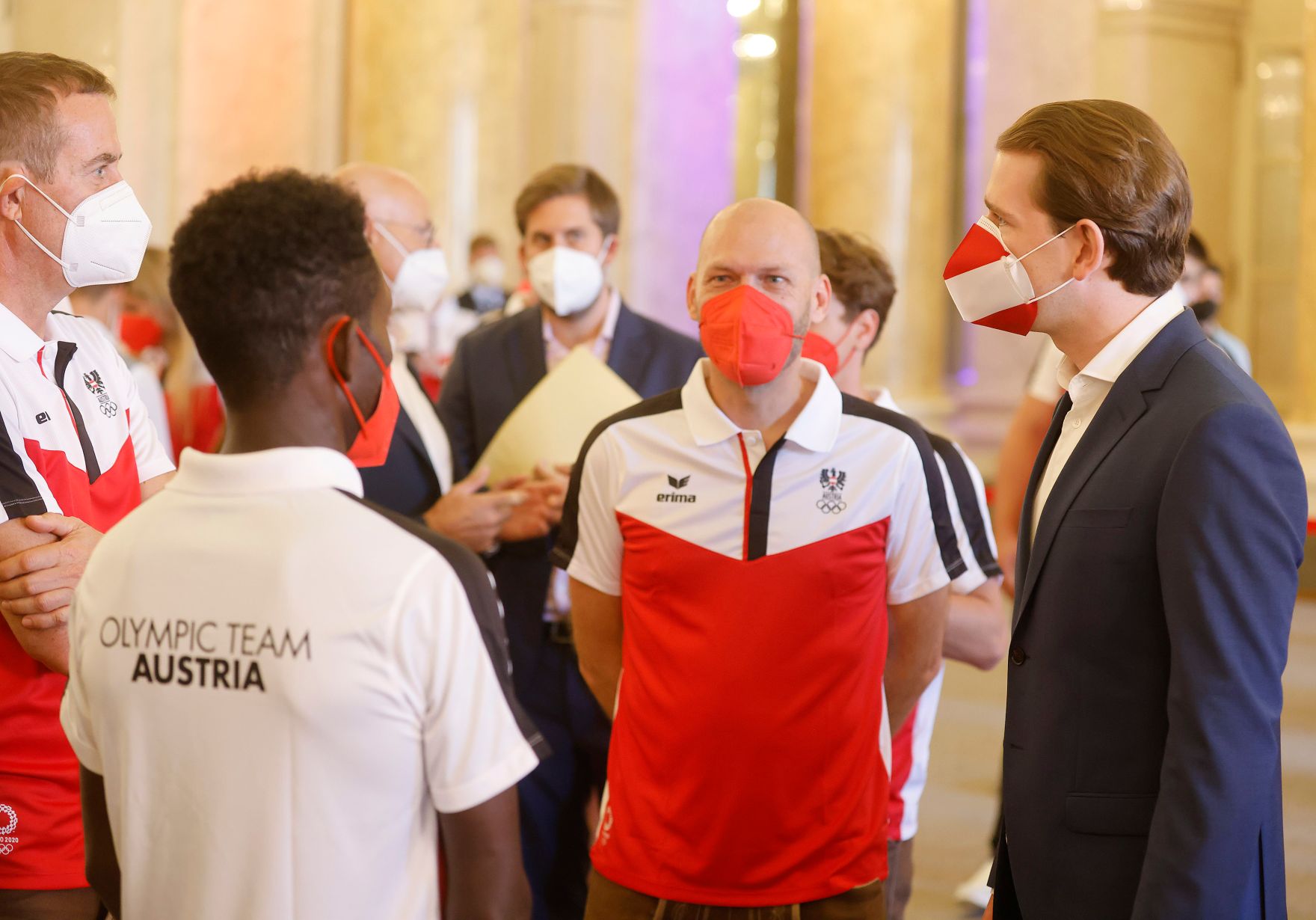Am 8. Juli 2021 verabschiedeten Bundeskanzler Sebastian Kurz (r.) und Vizekanzler Werner Kogler die &ouml;sterreichischen Teilnehmerinnen und Teilnehmer der Olympischen Spiele 2020.