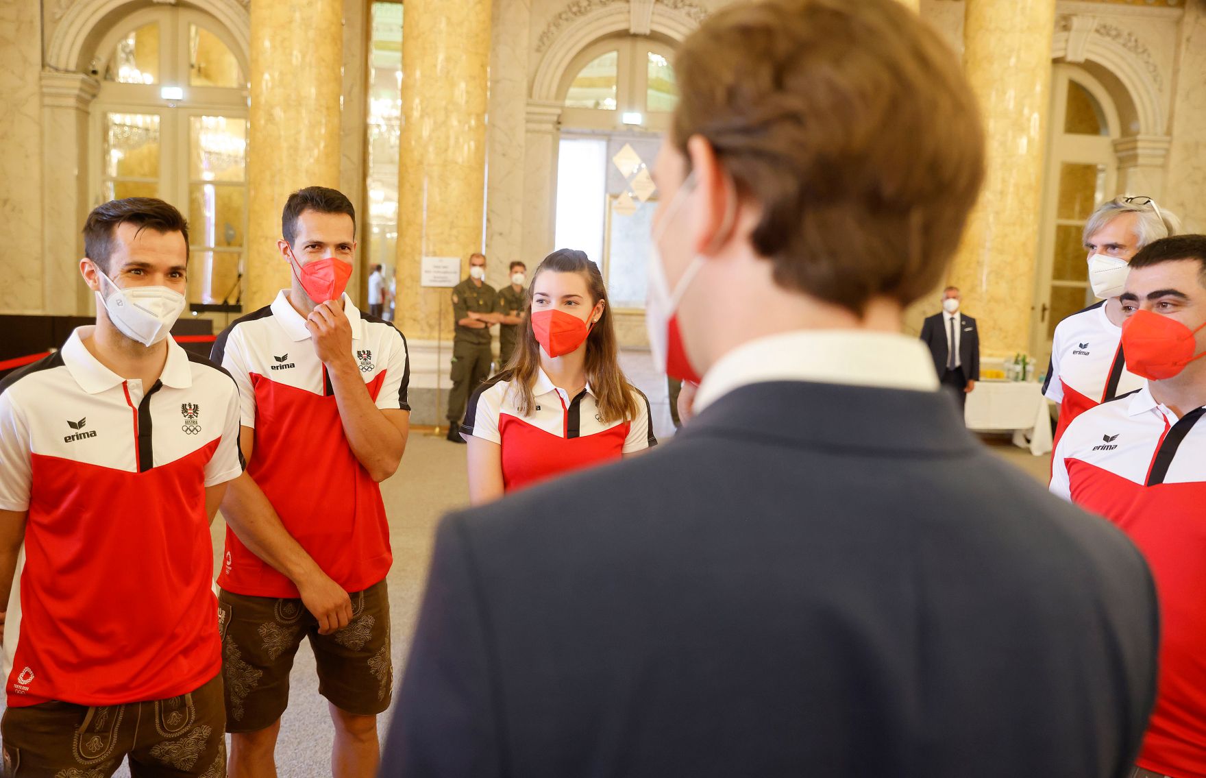 Am 8. Juli 2021 verabschiedeten Bundeskanzler Sebastian Kurz (m.r.) und Vizekanzler Werner Kogler die &ouml;sterreichischen Teilnehmerinnen und Teilnehmer der Olympischen Spiele 2020.