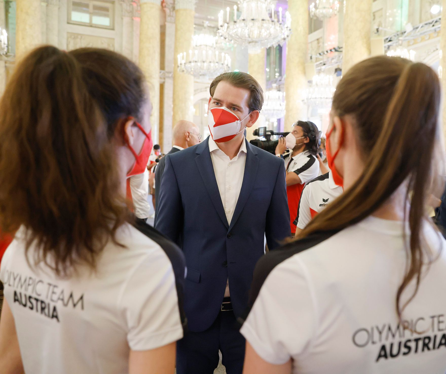 Am 8. Juli 2021 verabschiedeten Bundeskanzler Sebastian Kurz (m.) und Vizekanzler Werner Kogler die &ouml;sterreichischen Teilnehmerinnen und Teilnehmer der Olympischen Spiele 2020.