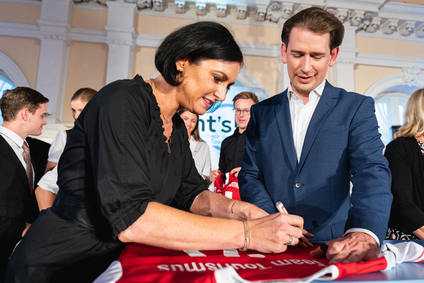 Am 8. Juli 2021 pr&auml;sentierten Bundeskanzler Sebastian Kurz (r.) und Bundesministerin Elisabeth K&ouml;stinger (l.) den &bdquo;Comeback-Plan f&uuml;r Tourismus&ldquo;.