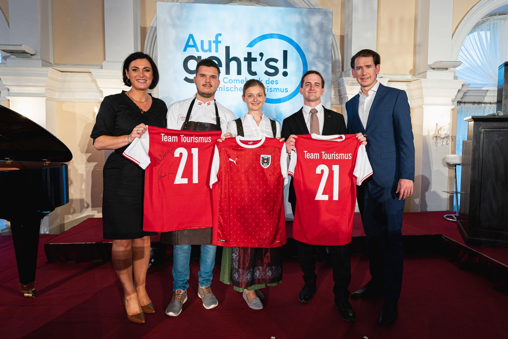 Am 8. Juli 2021 pr&auml;sentierten Bundeskanzler Sebastian Kurz (r.) und Bundesministerin Elisabeth K&ouml;stinger (l.) den &bdquo;Comeback-Plan f&uuml;r Tourismus&ldquo;.