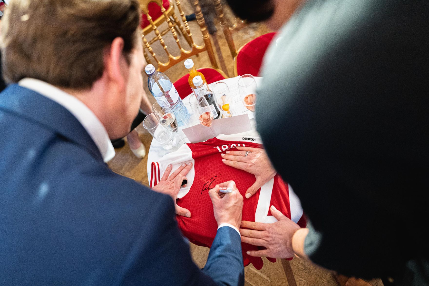 Am 8. Juli 2021 pr&auml;sentierten Bundeskanzler Sebastian Kurz (l.) und Bundesministerin Elisabeth K&ouml;stinger (r.) den &bdquo;Comeback-Plan f&uuml;r Tourismus&ldquo;.