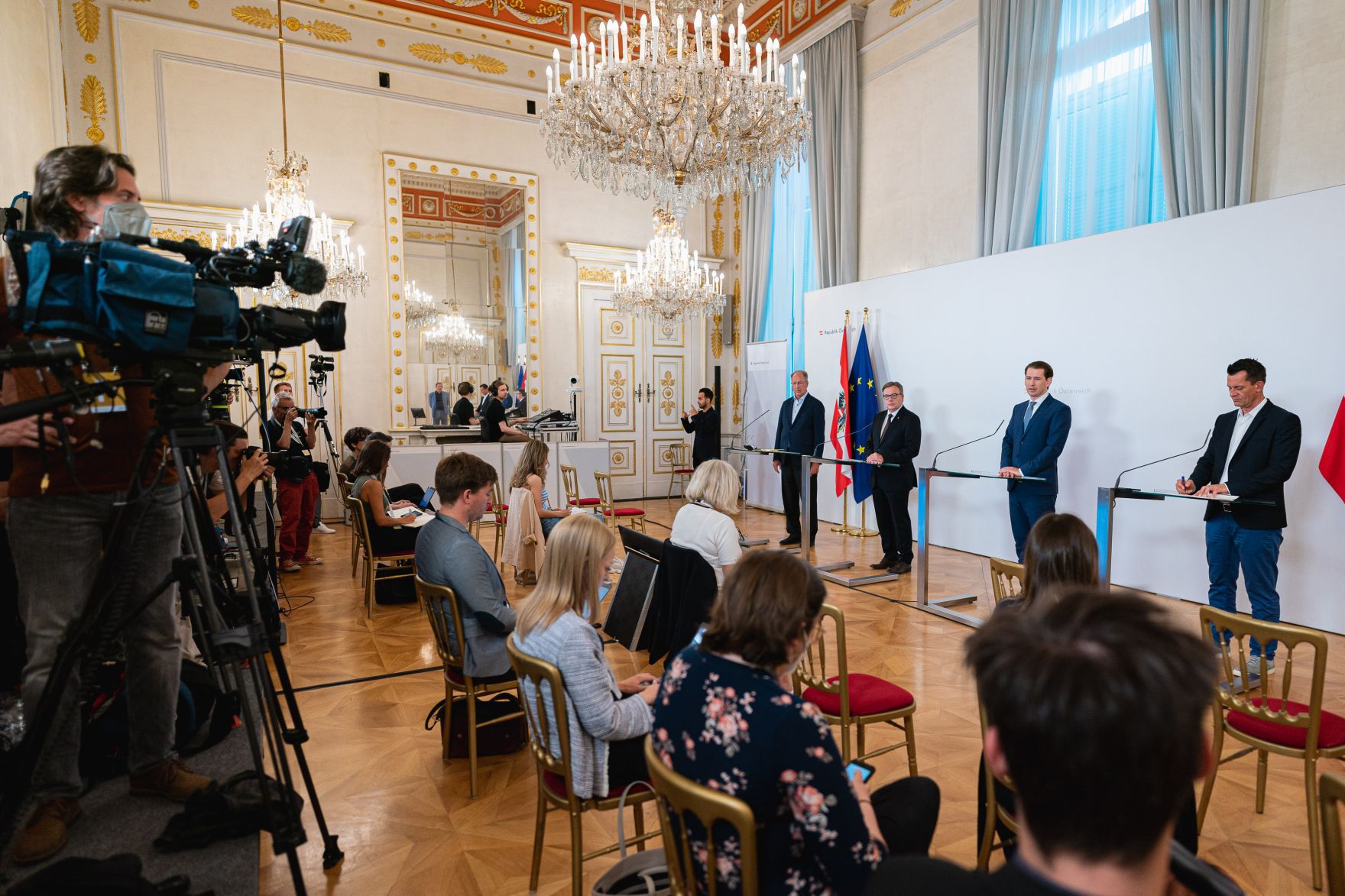 Am 9. Juli 2021 nahm Bundeskanzler Sebastian Kurz (3.v.l.) gemeinsam mit Bundesminister Wolfgang M&uuml;ckstein (4.v.l.), Landeshauptmann G&uuml;nther Platter (2.v.l.) und dem Vizerektor der MedUni Wien, Oswald Wagner (1.v.l.), an einer Pressekonferenz zum Auftakt der Corona Taskforce zur Vorbereitung auf den Herbst teil.