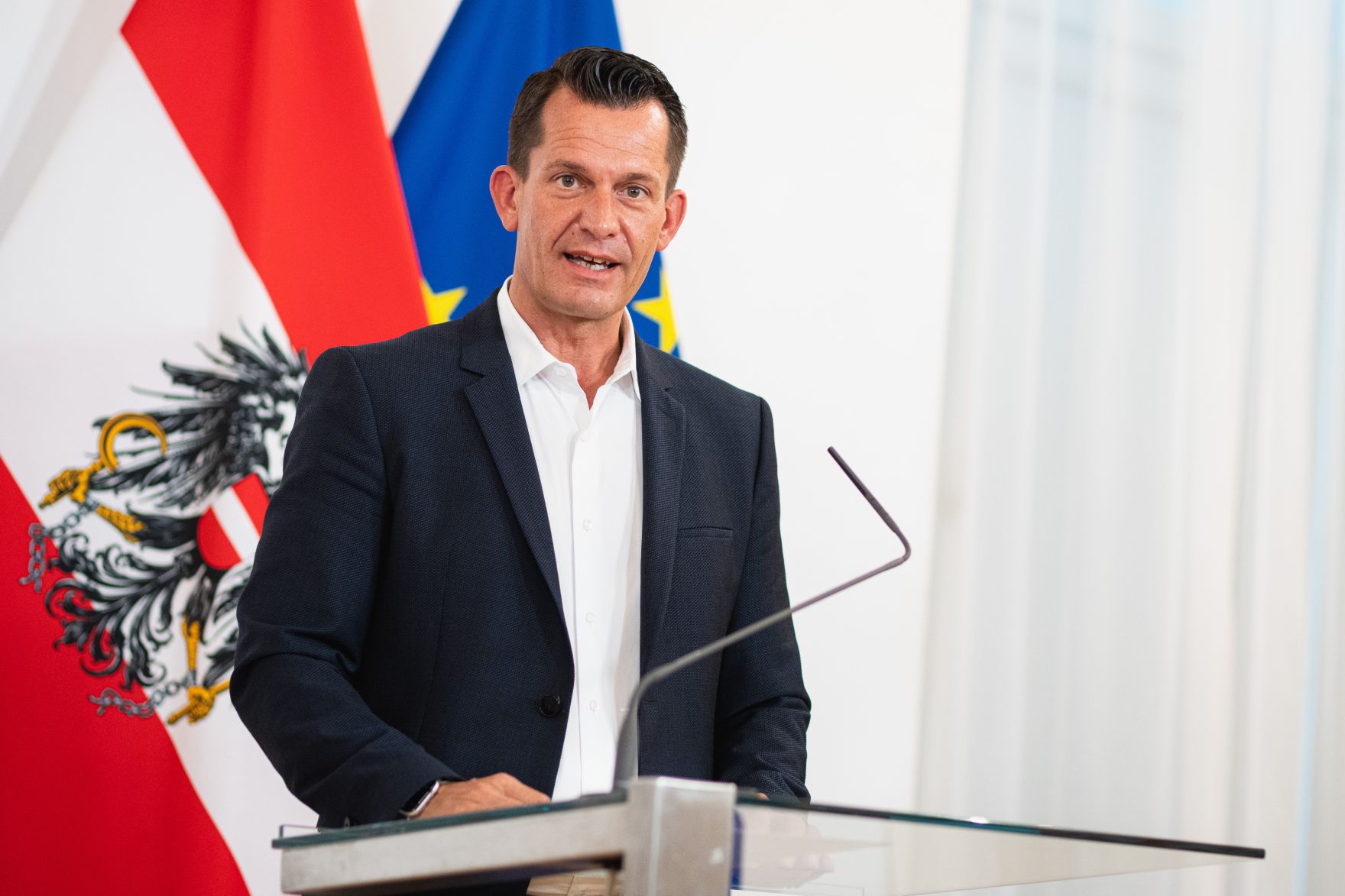 Am 9. Juli 2021 nahm Bundeskanzler Sebastian Kurz gemeinsam mit Bundesminister Wolfgang M&uuml;ckstein (im Bild), Landeshauptmann G&uuml;nther Platter und dem Vizerektor der MedUni Wien, Oswald Wagner, an einer Pressekonferenz zum Auftakt der Corona Taskforce zur Vorbereitung auf den Herbst teil.