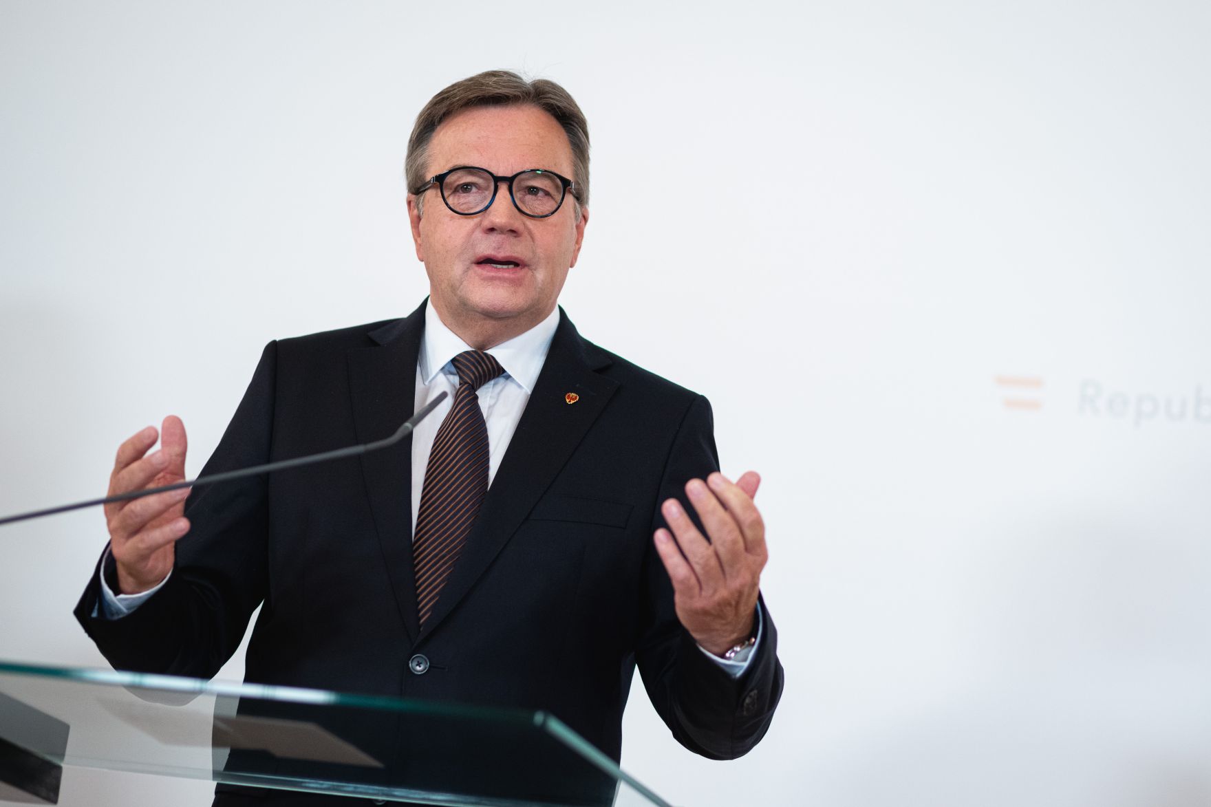 Am 9. Juli 2021 nahm Bundeskanzler Sebastian Kurz gemeinsam mit Bundesminister Wolfgang M&uuml;ckstein, Landeshauptmann G&uuml;nther Platter (im Bild) und dem Vizerektor der MedUni Wien, Oswald Wagner, an einer Pressekonferenz zum Auftakt der Corona Taskforce zur Vorbereitung auf den Herbst teil.