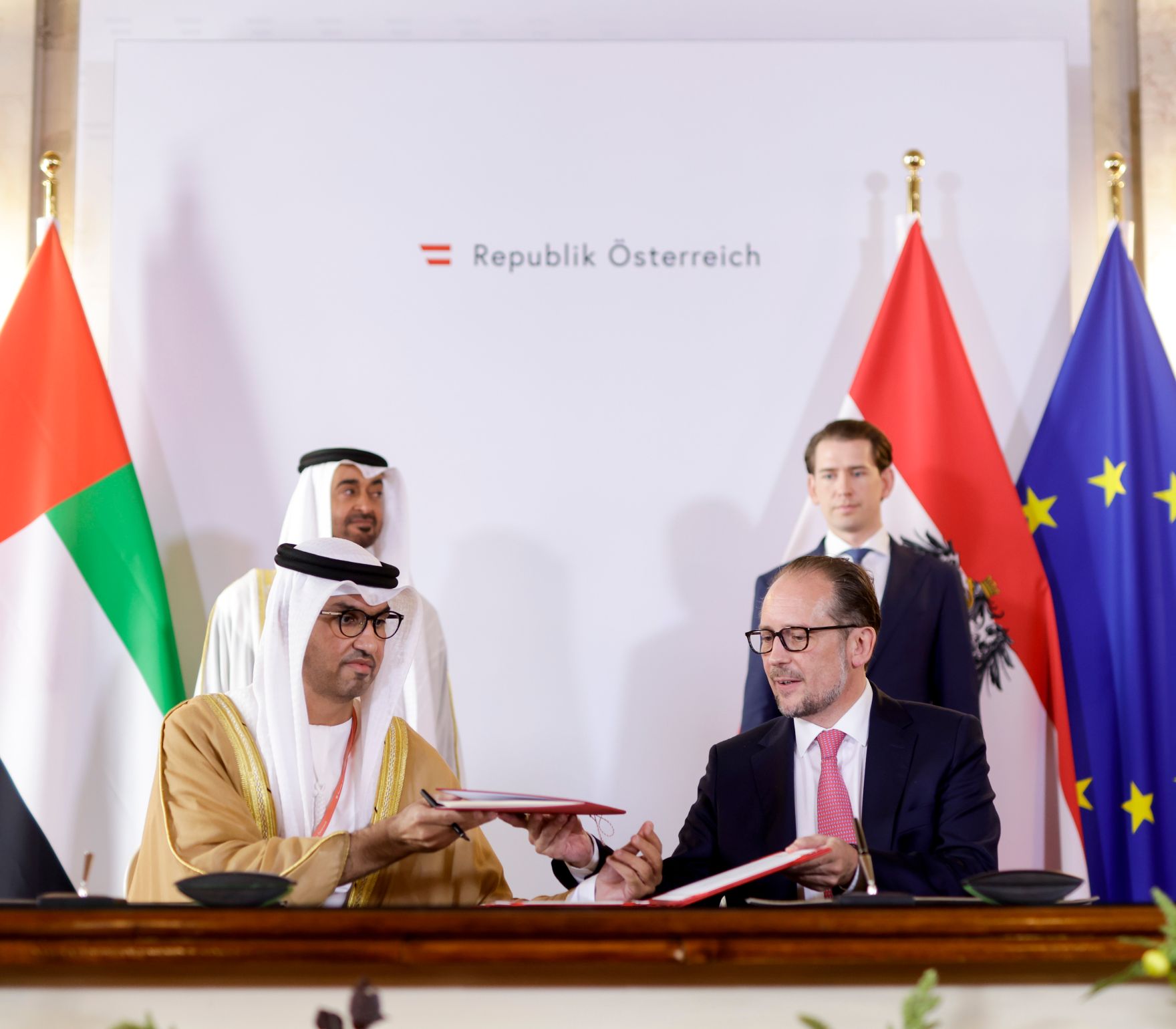 Am 29. Juli 2021 empfing Bundeskanzler Sebastian Kurz (r.) den Kronprinz von Abu Dhabi, Mohamed bin Zayed bin Sultan Al-Nahyan (l.). Vorne im Bild v. l. Sultan Ahmed Al Jaber, Bundesminister Alexander Schallenberg.