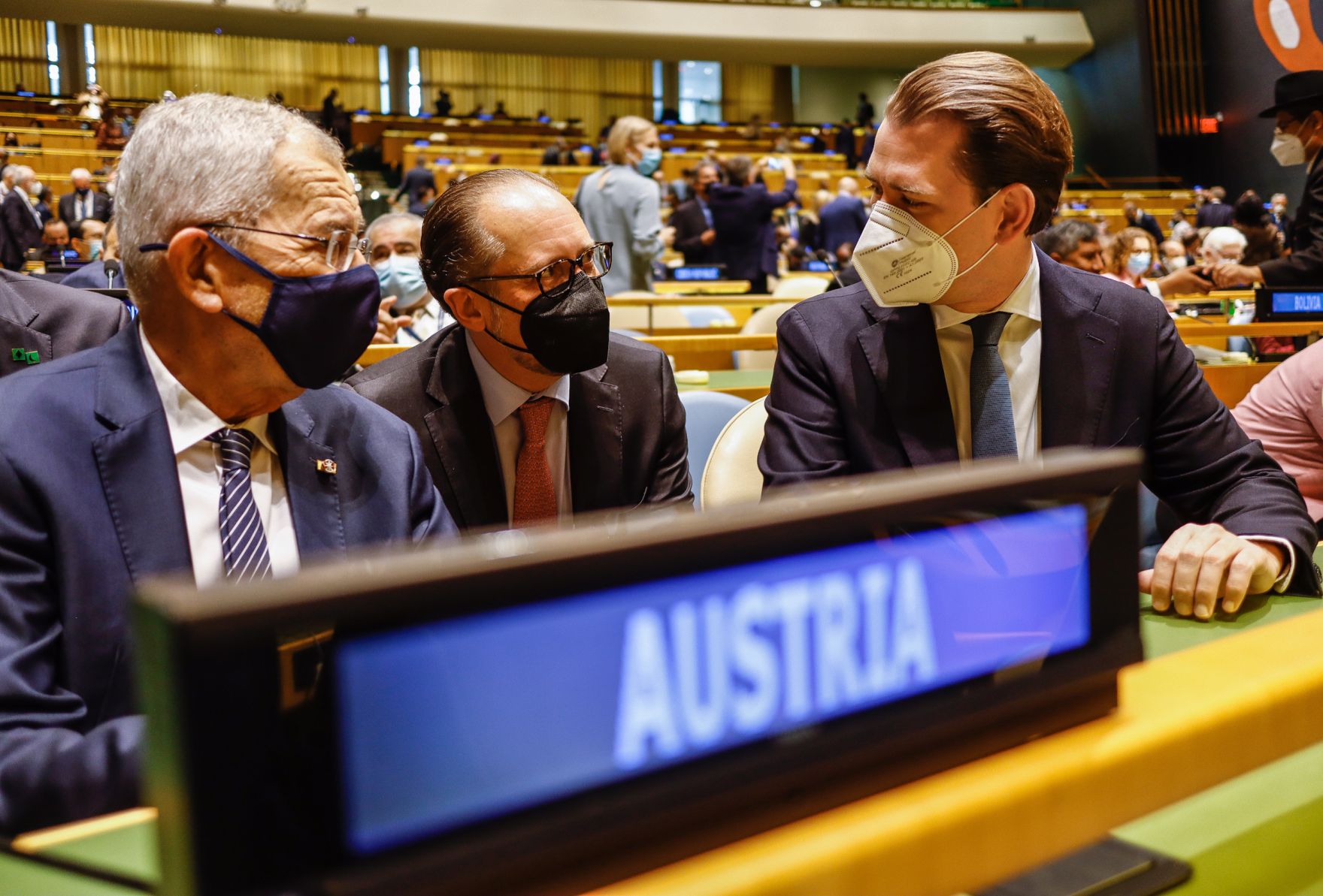 Am 21. September 2021 reiste Bundeskanzler Sebastian Kurz (r.) zu einem mehrt&auml;gigen Arbeitsbesuch nach New York. Im Bild mit Bundespr&auml;sidenten Alexander Van der Bellen (l.) und Bundesminister Alexander Schallenberg (m.) bei der Er&ouml;ffnung der UNO Generalversammlung.