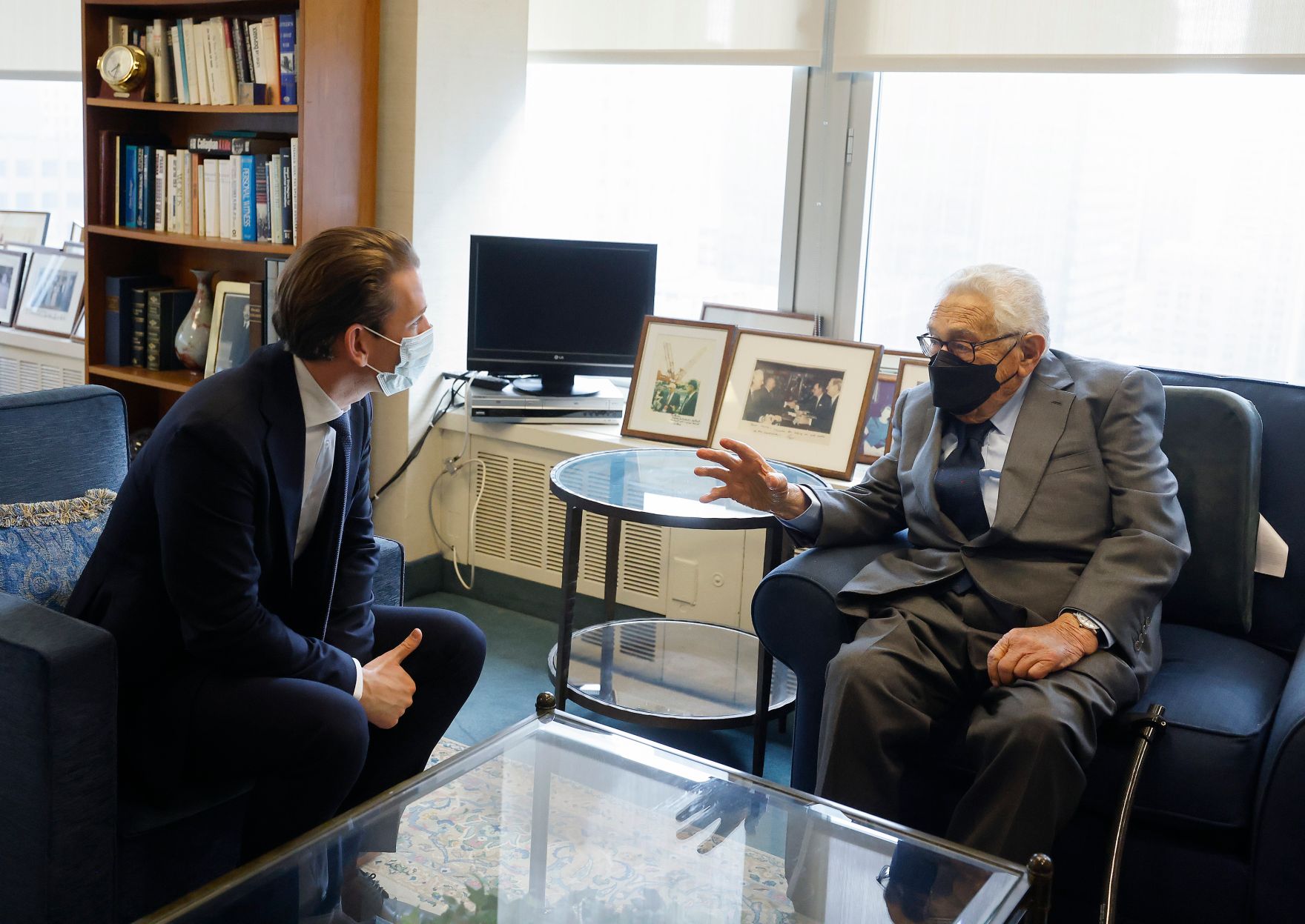 Am 22. September 2021 reiste Bundeskanzler Sebastian Kurz (l.) zu einem mehrt&auml;gigen Arbeitsbesuch nach New York. Im Bild mit dem ehemaligen US Au&szlig;enminister Henry Kissinger (r.).