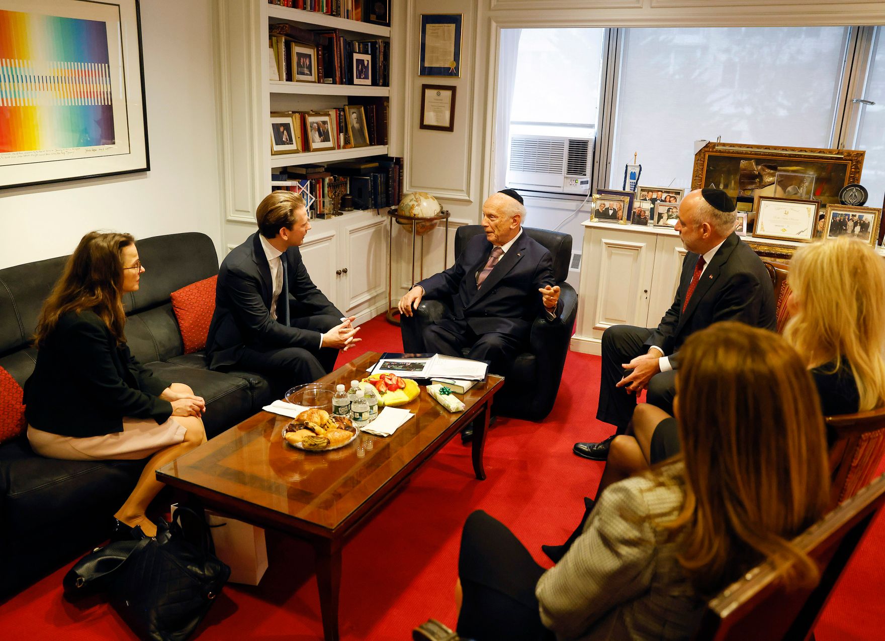 Am 23. September 2021 reiste Bundeskanzler Sebastian Kurz (2.v.l.) zu einem mehrt&auml;gigen Arbeitsbesuch nach New York. Im Bild mit Rabbi Arthur Schneier (3.v.l.).