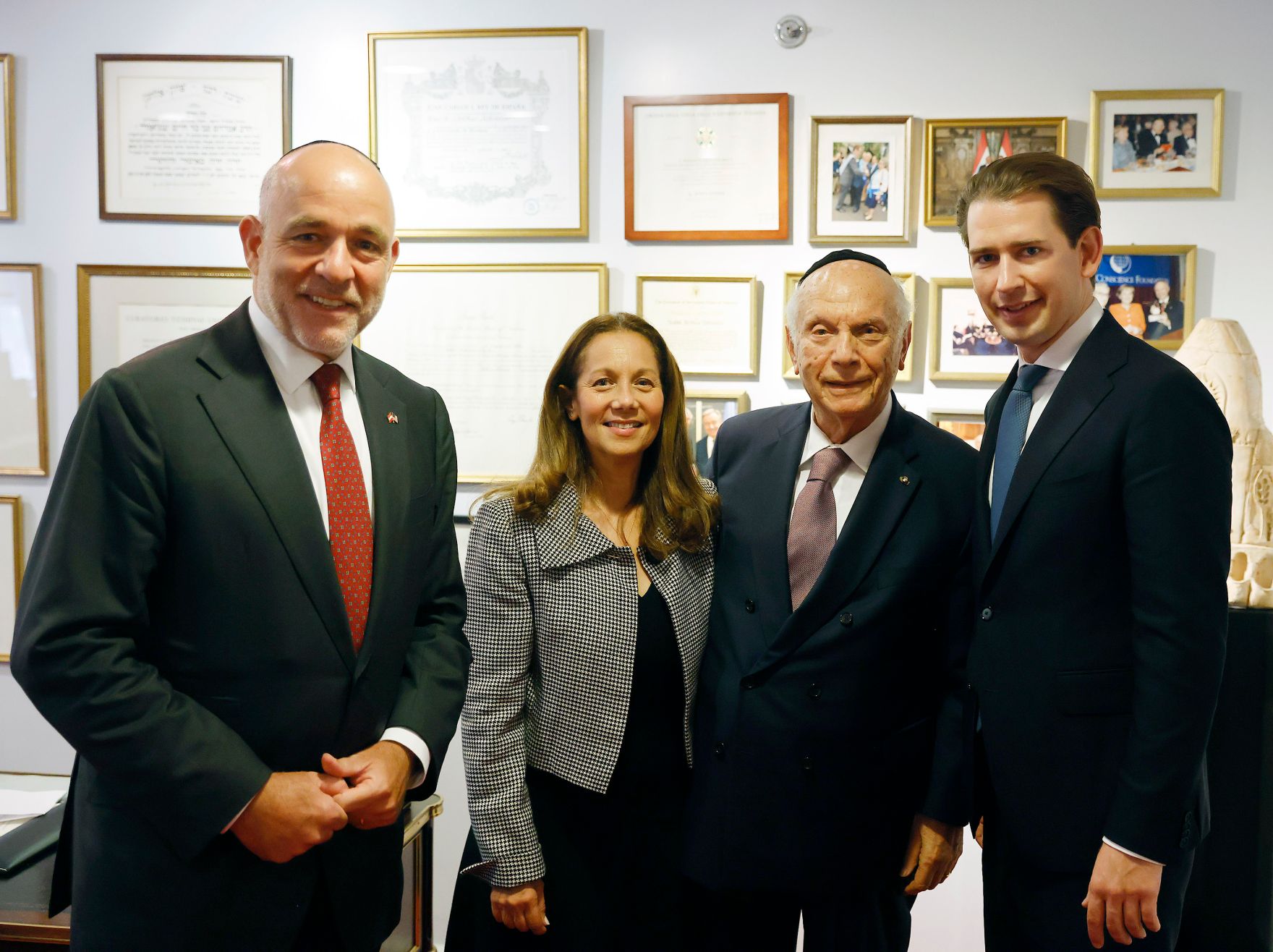 Am 23. September 2021 reiste Bundeskanzler Sebastian Kurz (r.) zu einem mehrt&auml;gigen Arbeitsbesuch nach New York. Im Bild mit Rabbi Arthur Schneier (m.r.).