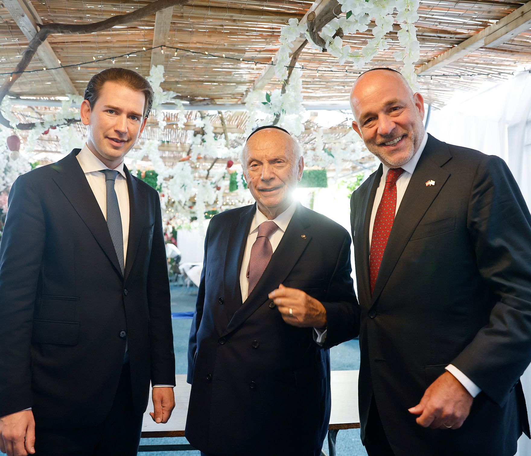 Am 23. September 2021 reiste Bundeskanzler Sebastian Kurz (l.) zu einem mehrt&auml;gigen Arbeitsbesuch nach New York. Im Bild mit Rabbi Arthur Schneier (m.).