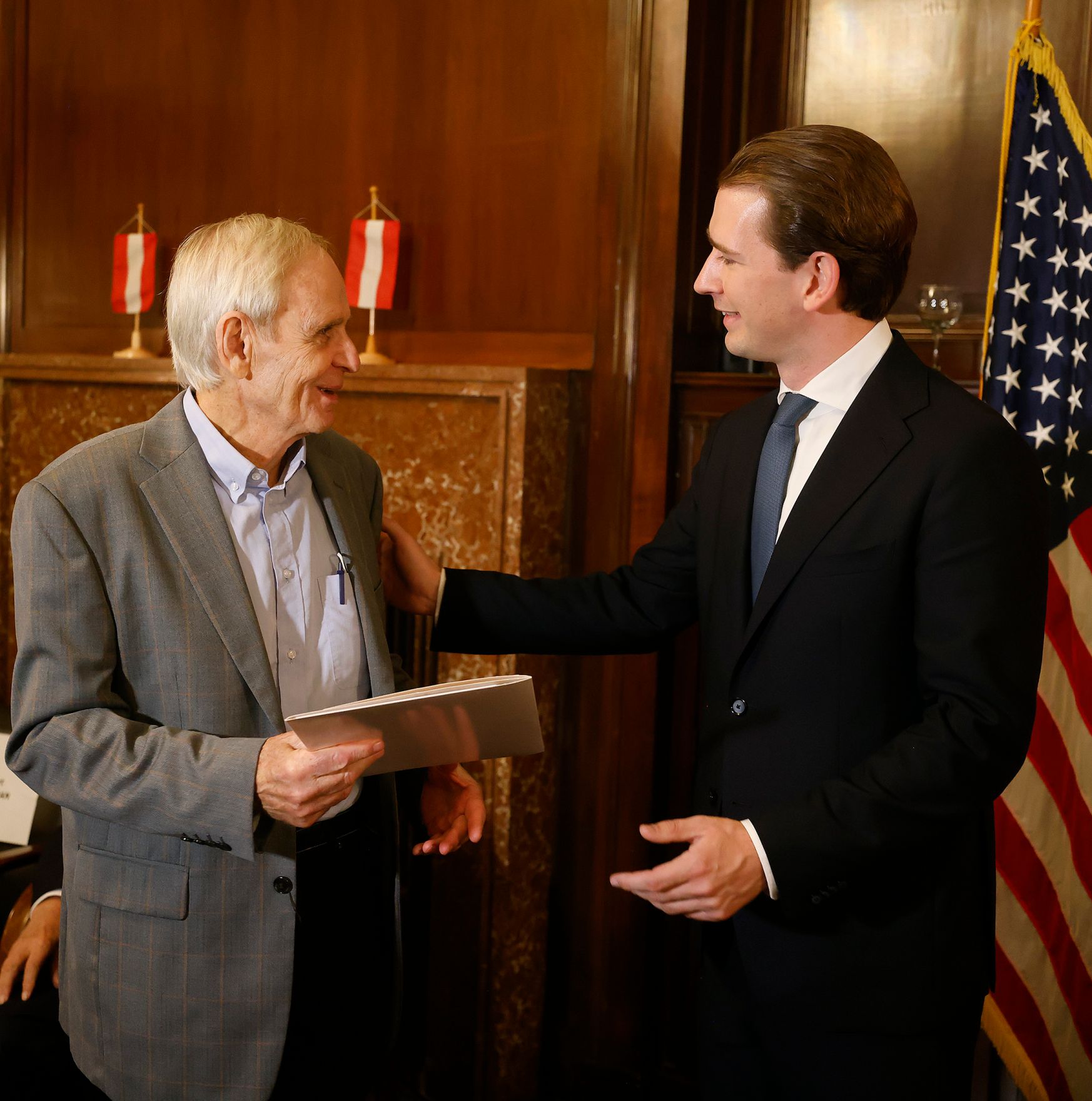 Am 23. September 2021 reiste Bundeskanzler Sebastian Kurz (r.) zu einem mehrt&auml;gigen Arbeitsbesuch nach New York. Im Bild bei der Verleihung von &ouml;sterreichischen Staatsb&uuml;rgerschaften.