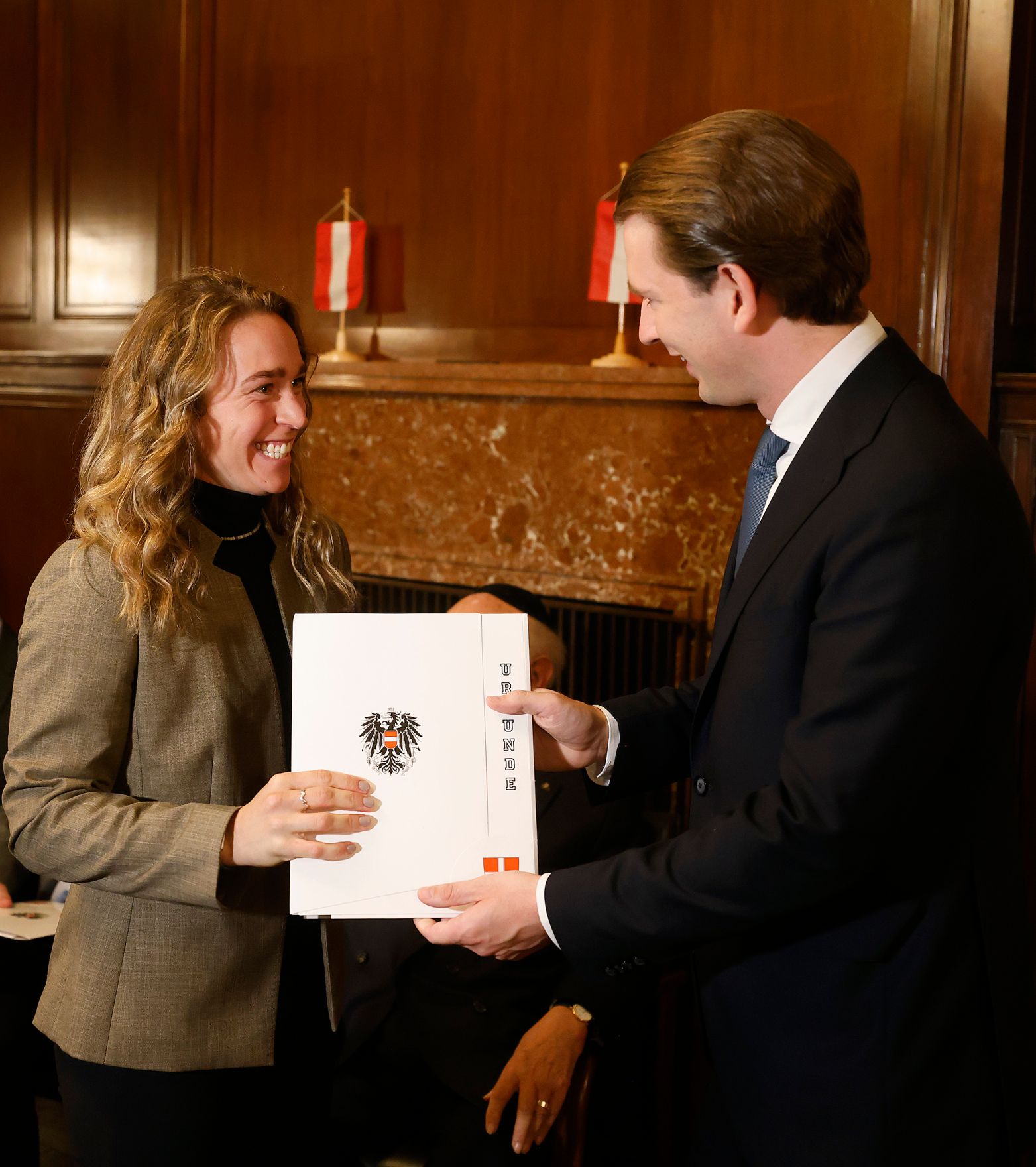Am 23. September 2021 reiste Bundeskanzler Sebastian Kurz (r.) zu einem mehrt&auml;gigen Arbeitsbesuch nach New York. Im Bild bei der Verleihung von &ouml;sterreichischen Staatsb&uuml;rgerschaften.
