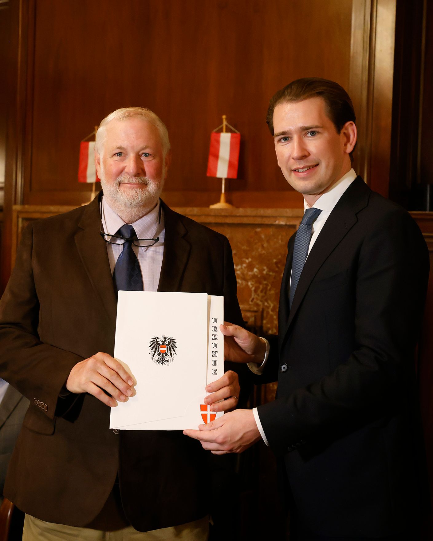 Am 23. September 2021 reiste Bundeskanzler Sebastian Kurz (r.) zu einem mehrt&auml;gigen Arbeitsbesuch nach New York. Im Bild bei der Verleihung von &ouml;sterreichischen Staatsb&uuml;rgerschaften.