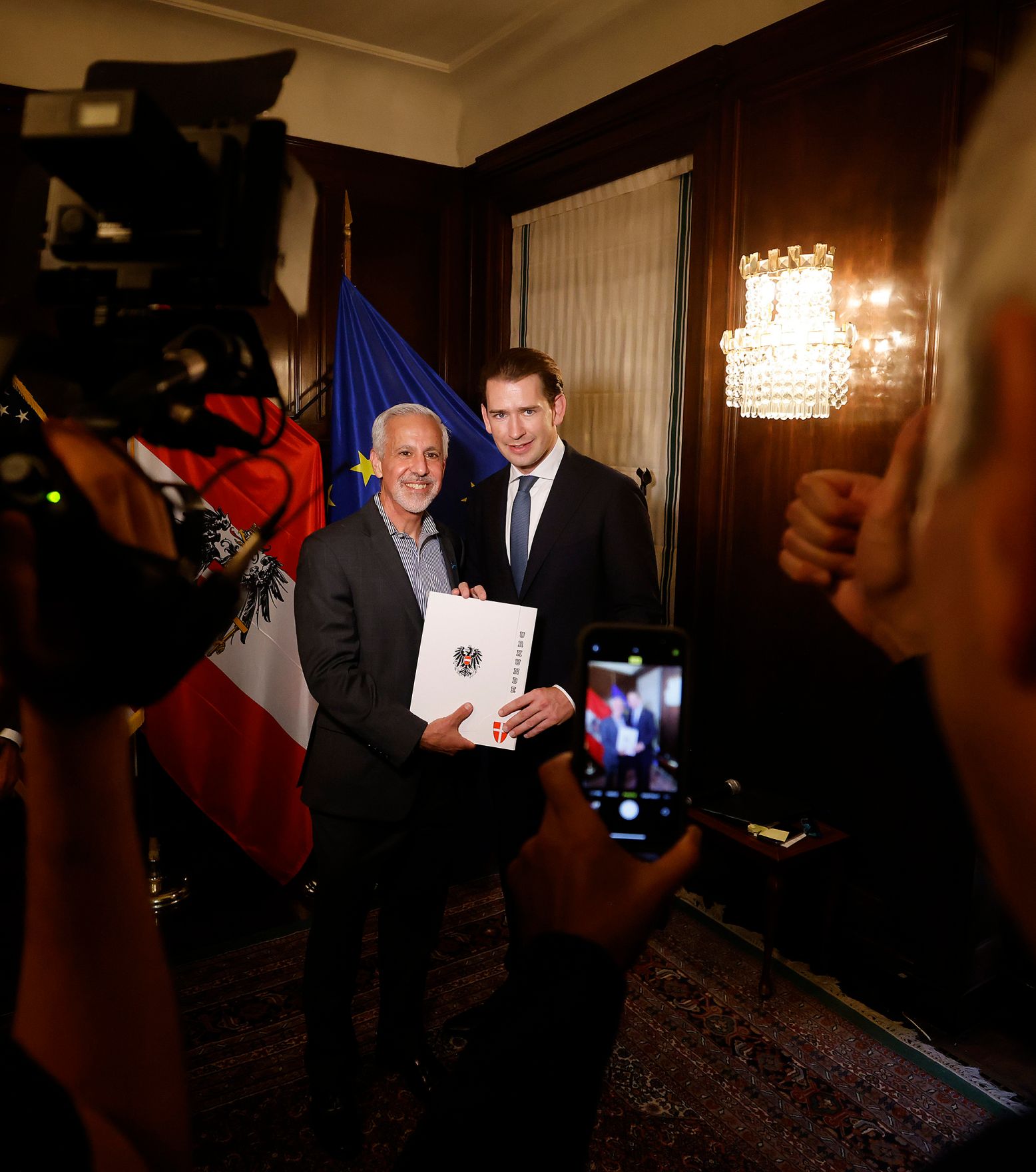 Am 23. September 2021 reiste Bundeskanzler Sebastian Kurz (r.) zu einem mehrt&auml;gigen Arbeitsbesuch nach New York. Im Bild bei der Verleihung von &ouml;sterreichischen Staatsb&uuml;rgerschaften.