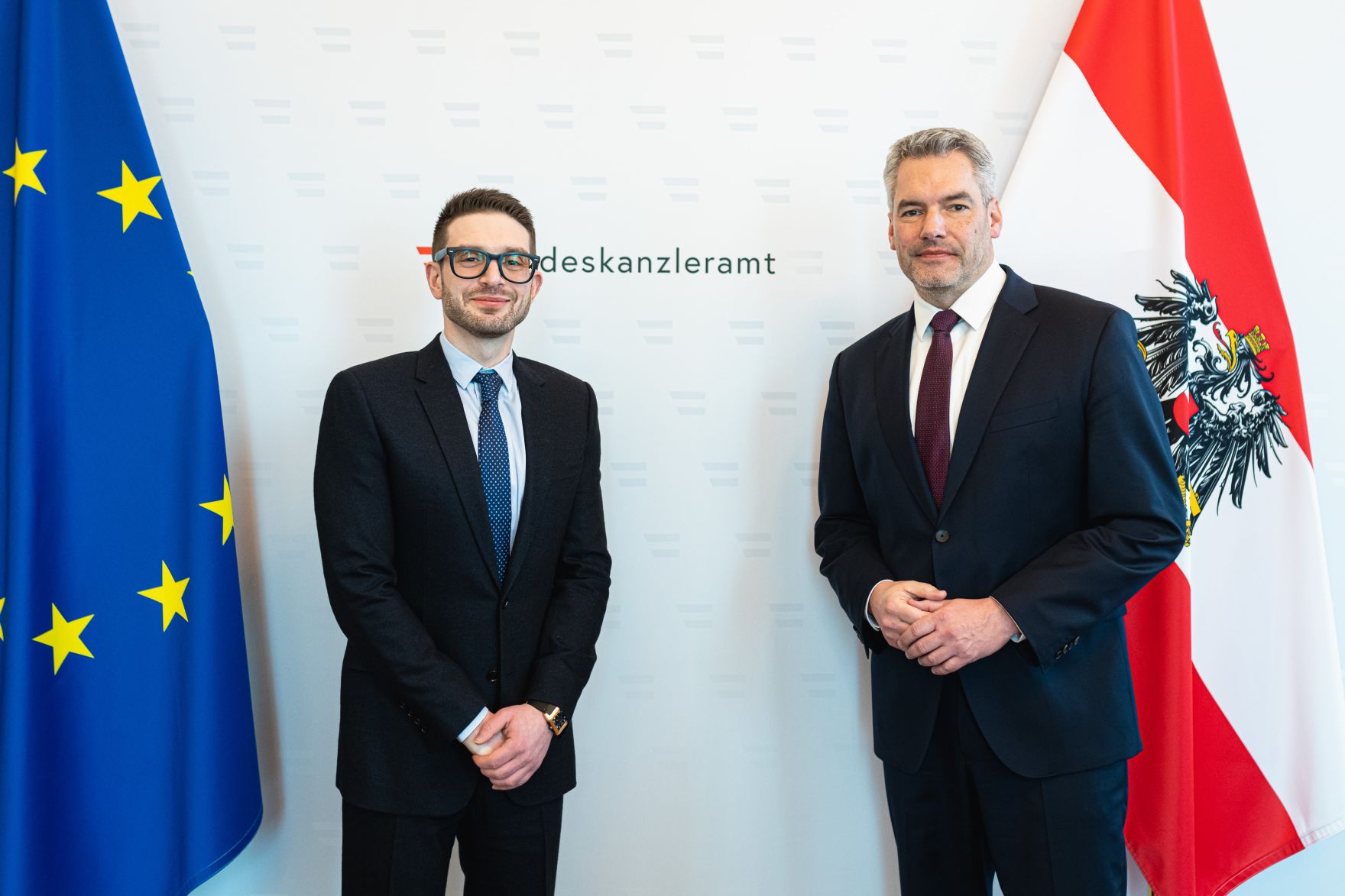 Am 4. M&auml;rz 2022 empfing Bundeskanzler Karl Nehammer (r.) Alexander Soros (l.), Mitglied des Aufsichtsrates der Open Society Stiftung zu einem Arbeitsgespr&auml;ch.