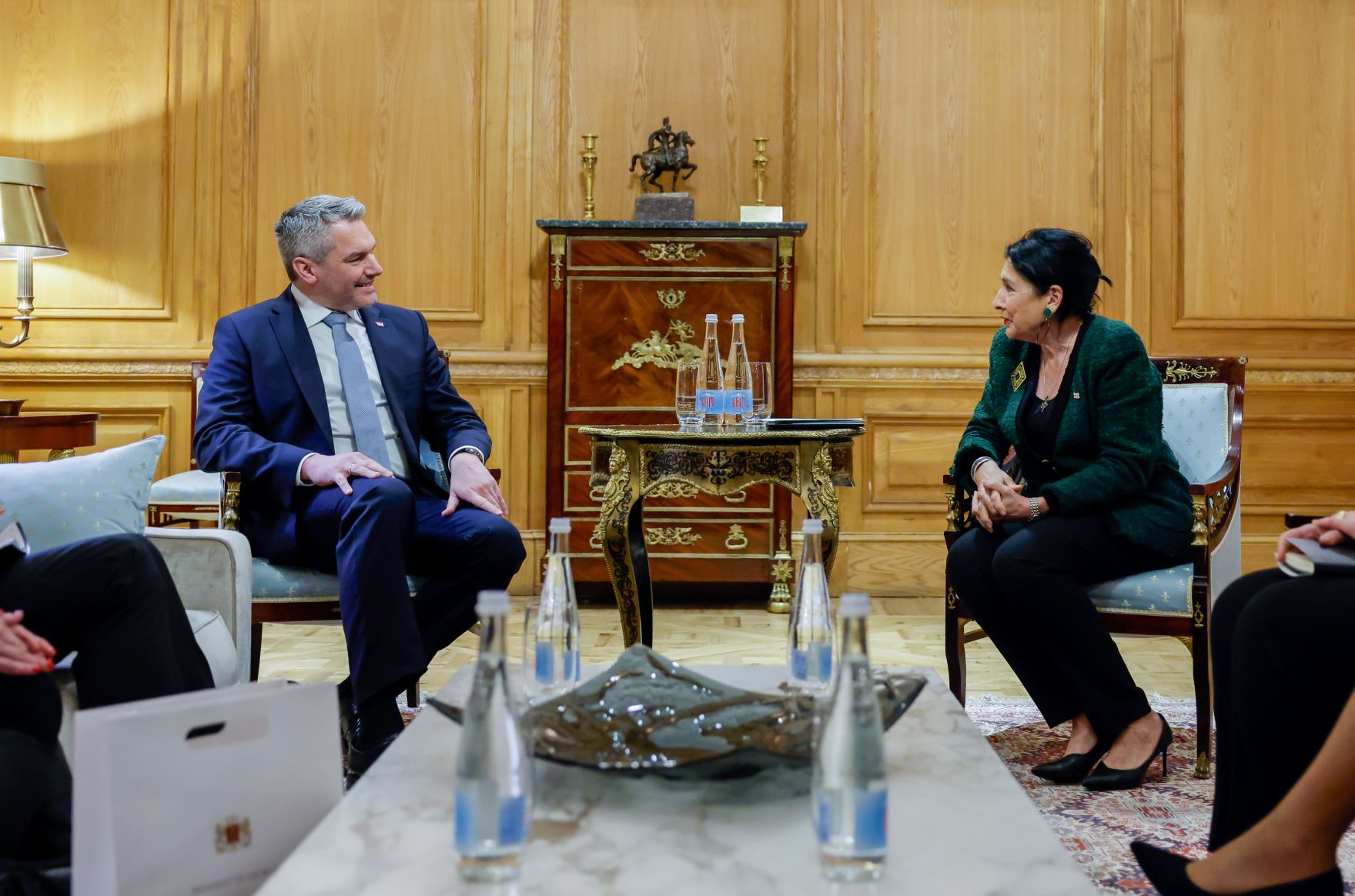 Am 30. J&auml;nner 2023 reiste Bundeskanzler Karl Nehammer (l.) zu einem Arbeitsbesuch nach Georgien. Im Bild mit der georgischen Pr&auml;sidentin Salome Surabischwili (r.).
