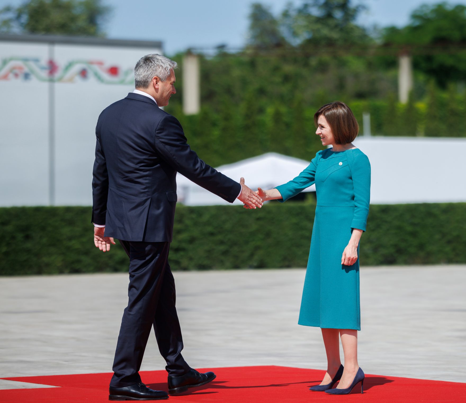 Am 1. Juni 2023 nahm Bundeskanzler Karl Nehammer (l.) am Gipfel der Europ&auml;ischen Politischen Gemeinschaft in der Republik Moldau teil. Im Bild mit der moldauische Pr&auml;sidentin Maia Sandu (r.).