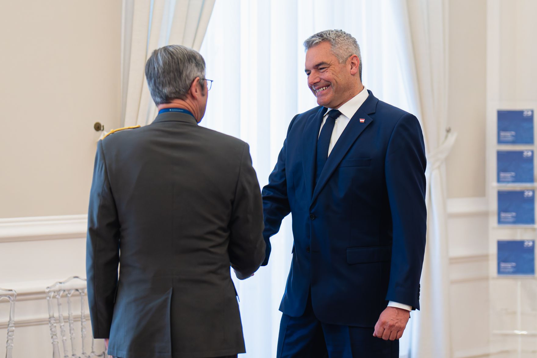 Am 22. Oktober 2024 empfing Bundeskanzler Karl Nehammer (r.) Vertreter der Miliz zu einem Arbeitsgespr&auml;ch.