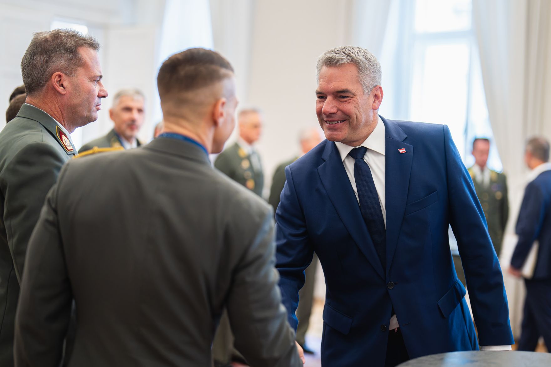 Am 22. Oktober 2024 empfing Bundeskanzler Karl Nehammer (r.) Vertreter der Miliz zu einem Arbeitsgespr&auml;ch.