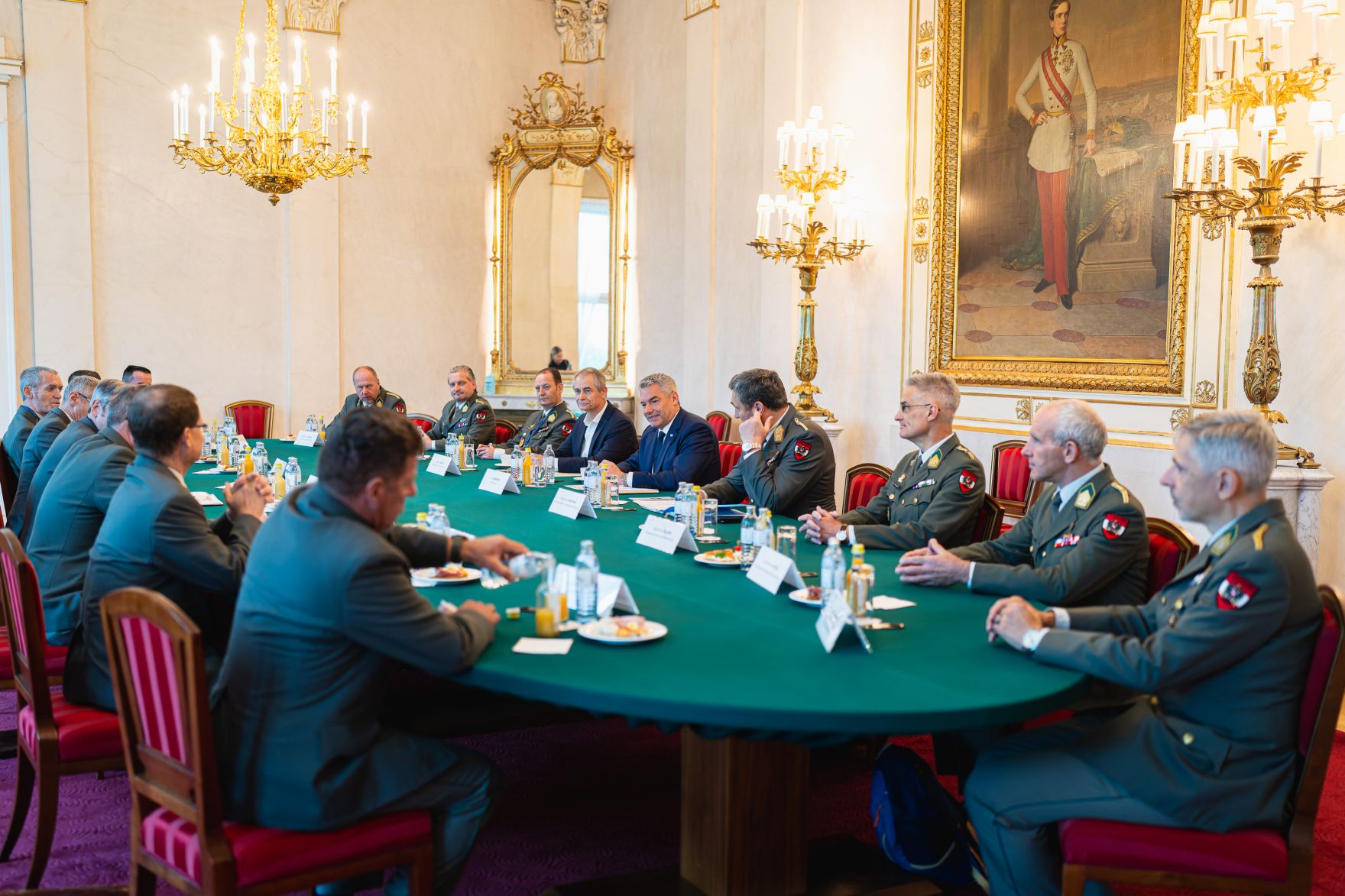 Am 22. Oktober 2024 empfing Bundeskanzler Karl Nehammer (5.v.r.) Vertreter der Miliz zu einem Arbeitsgespr&auml;ch.