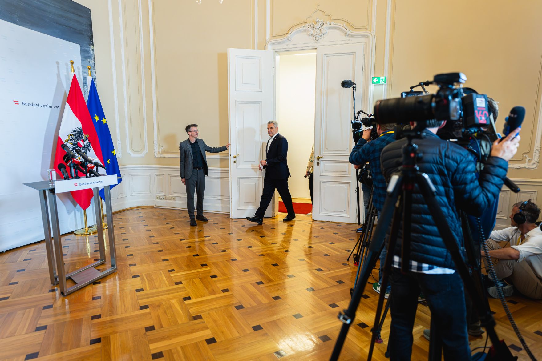 Am 25. Oktober 2024 gab Bundeskanzler Karl Nehammer (m.) ein Pressestatement.