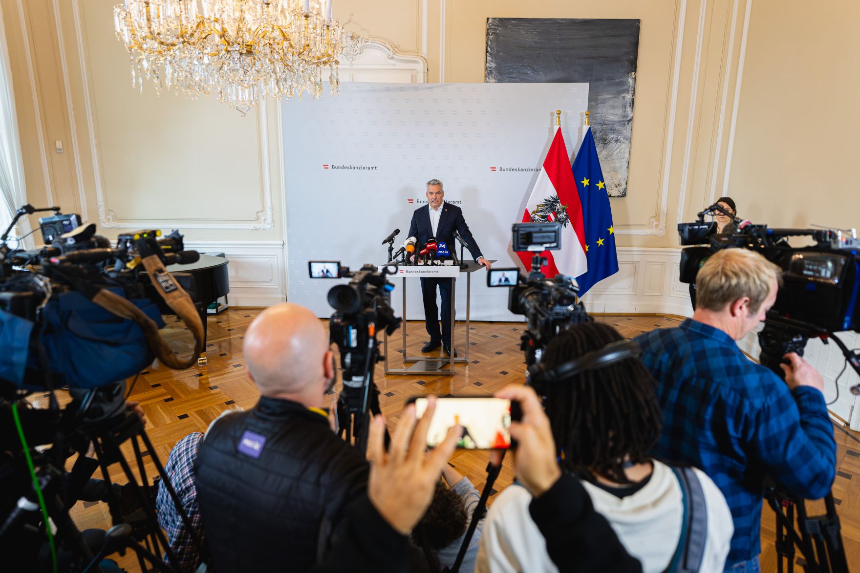 Am 25. Oktober 2024 gab Bundeskanzler Karl Nehammer (m.) ein Pressestatement.