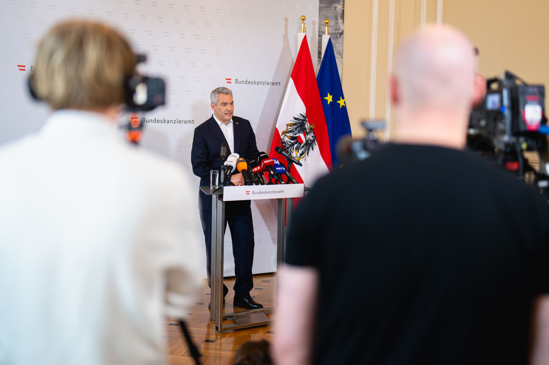 Am 25. Oktober 2024 gab Bundeskanzler Karl Nehammer (m.) ein Pressestatement.