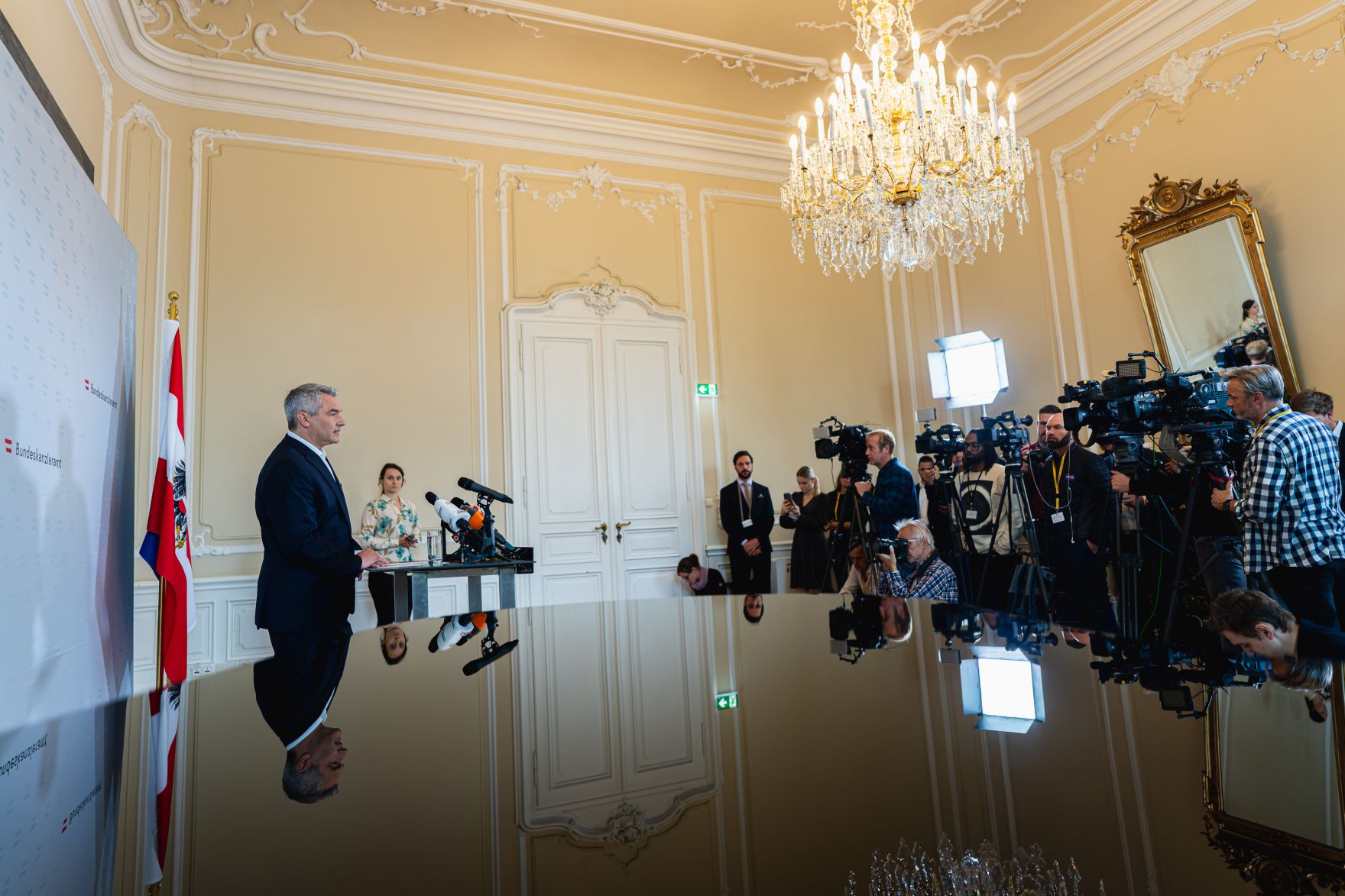 Am 25. Oktober 2024 gab Bundeskanzler Karl Nehammer (l.) ein Pressestatement.