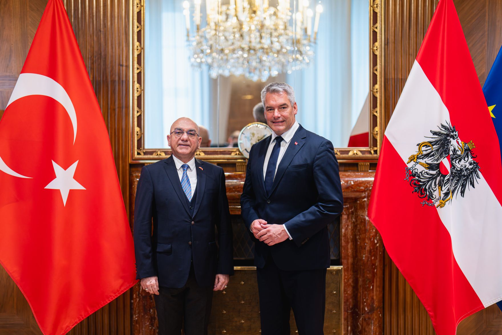 Am 26. Oktober 2024 empfing Bundeskanzler Karl Nehammer (r.) den Botschafter der Republik T&uuml;rkei, Ozan Ceyhun (l.) zu einem Arbeitsgespr&auml;ch im Bundeskanzleramt.