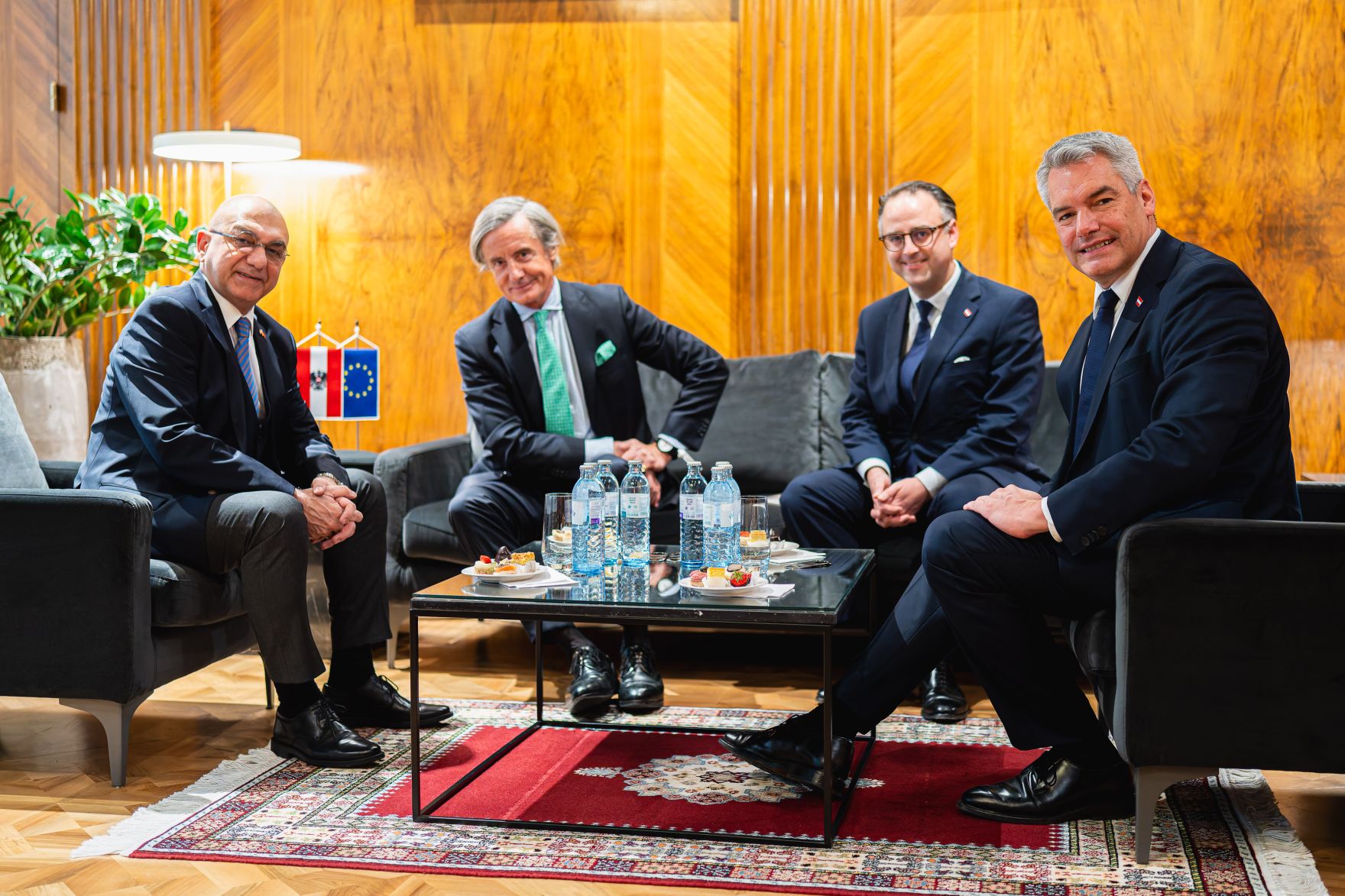 Am 26. Oktober 2024 empfing Bundeskanzler Karl Nehammer (r.) den Botschafter der Republik T&uuml;rkei, Ozan Ceyhun (l.) zu einem Arbeitsgespr&auml;ch im Bundeskanzleramt.