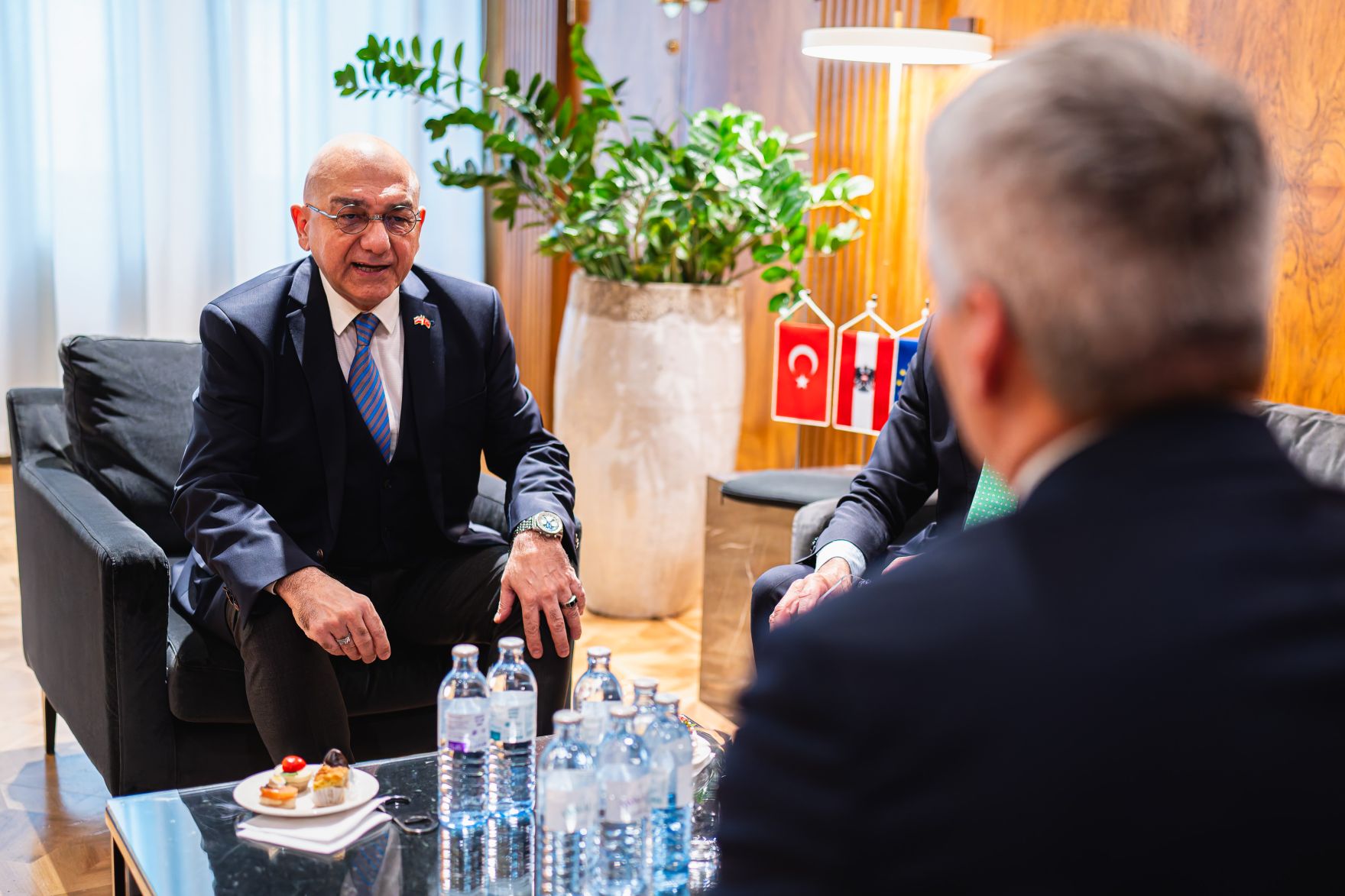 Am 26. Oktober 2024 empfing Bundeskanzler Karl Nehammer (r.) den Botschafter der Republik T&uuml;rkei, Ozan Ceyhun (l.) zu einem Arbeitsgespr&auml;ch im Bundeskanzleramt.
