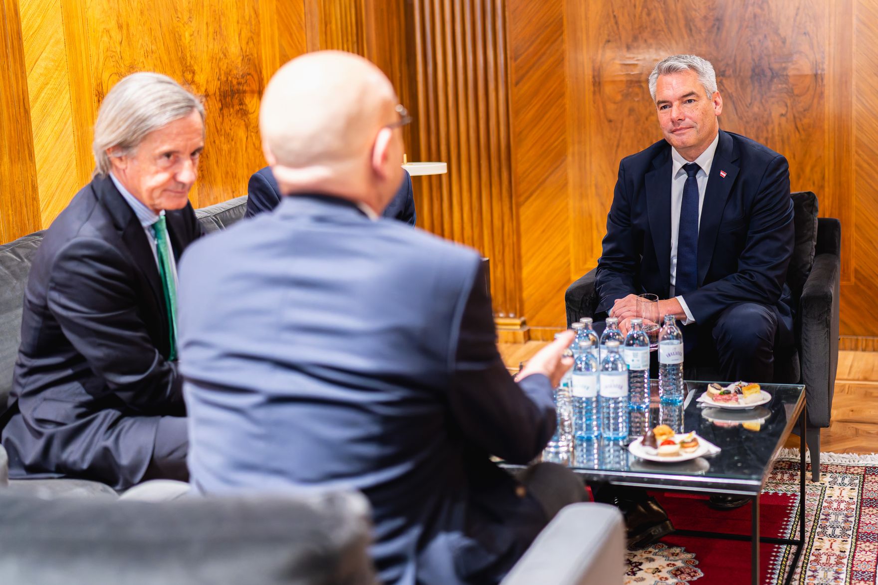 Am 26. Oktober 2024 empfing Bundeskanzler Karl Nehammer (r.) den Botschafter der Republik T&uuml;rkei, Ozan Ceyhun (m.) zu einem Arbeitsgespr&auml;ch im Bundeskanzleramt.