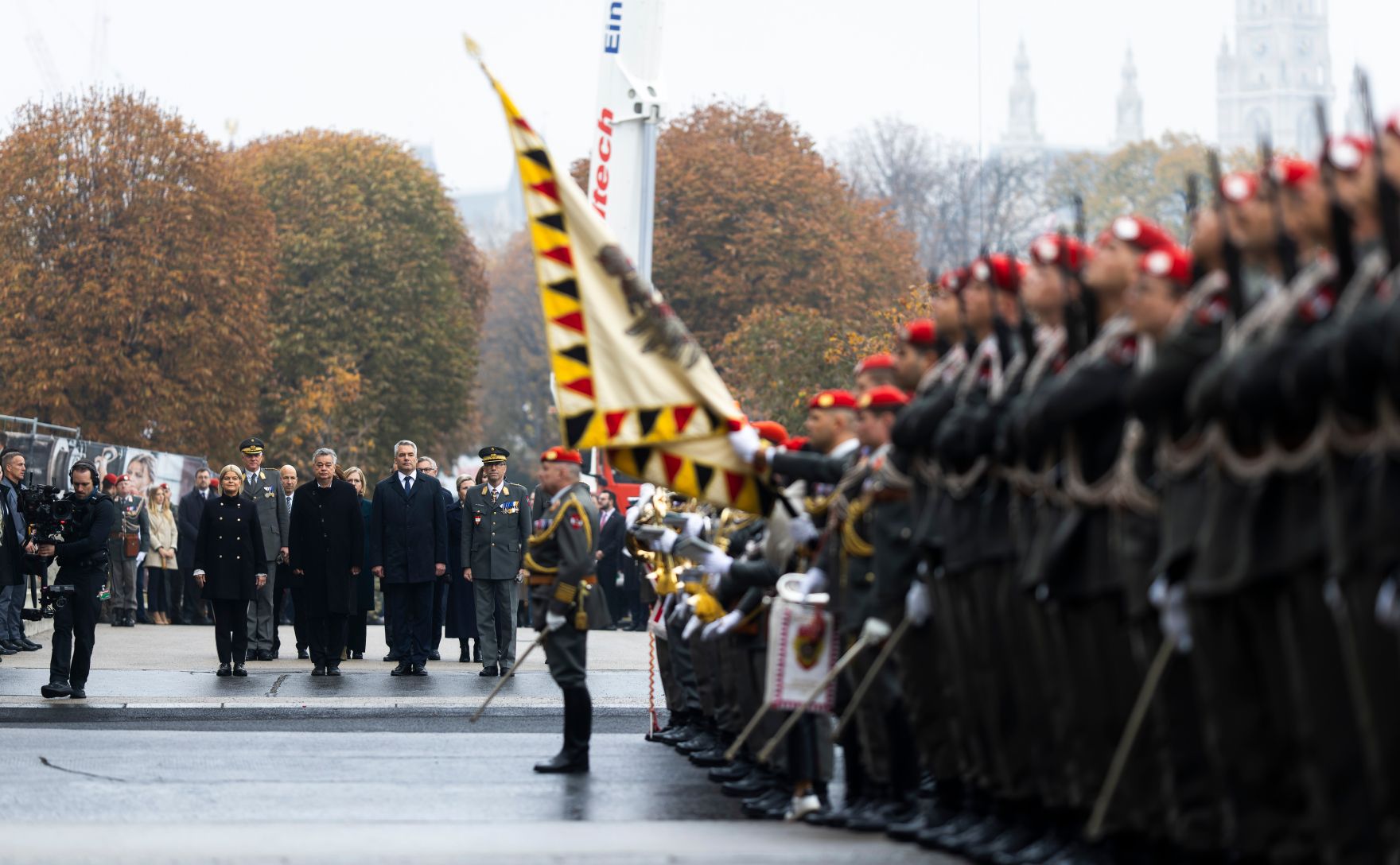 Am 26. Oktober 2024 fand anl&auml;sslich des Nationalfeiertages die traditionelle Kranzniederlegung im Weihraum am Wiener Heldenplatz statt. Im Bild Bundeskanzler Karl Nehammer (r.), Vizekanzler Werner Kogler (m.) und Bundesministerin Klaudia Tanner (l.).